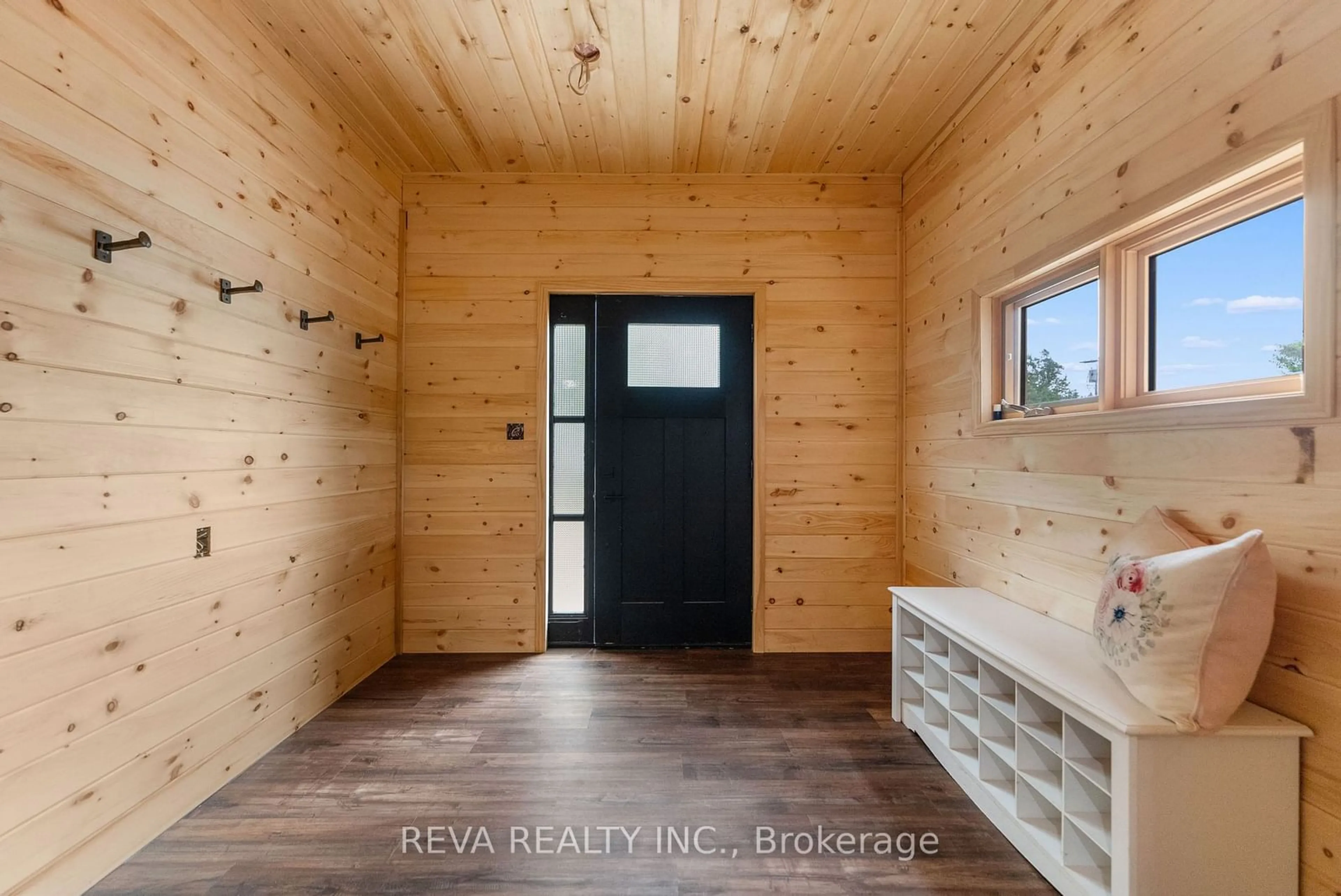 Indoor entryway, wood floors for 5970 Palmer Rd, Brudenell, Lyndoch and Raglan Ontario K0J 2E0