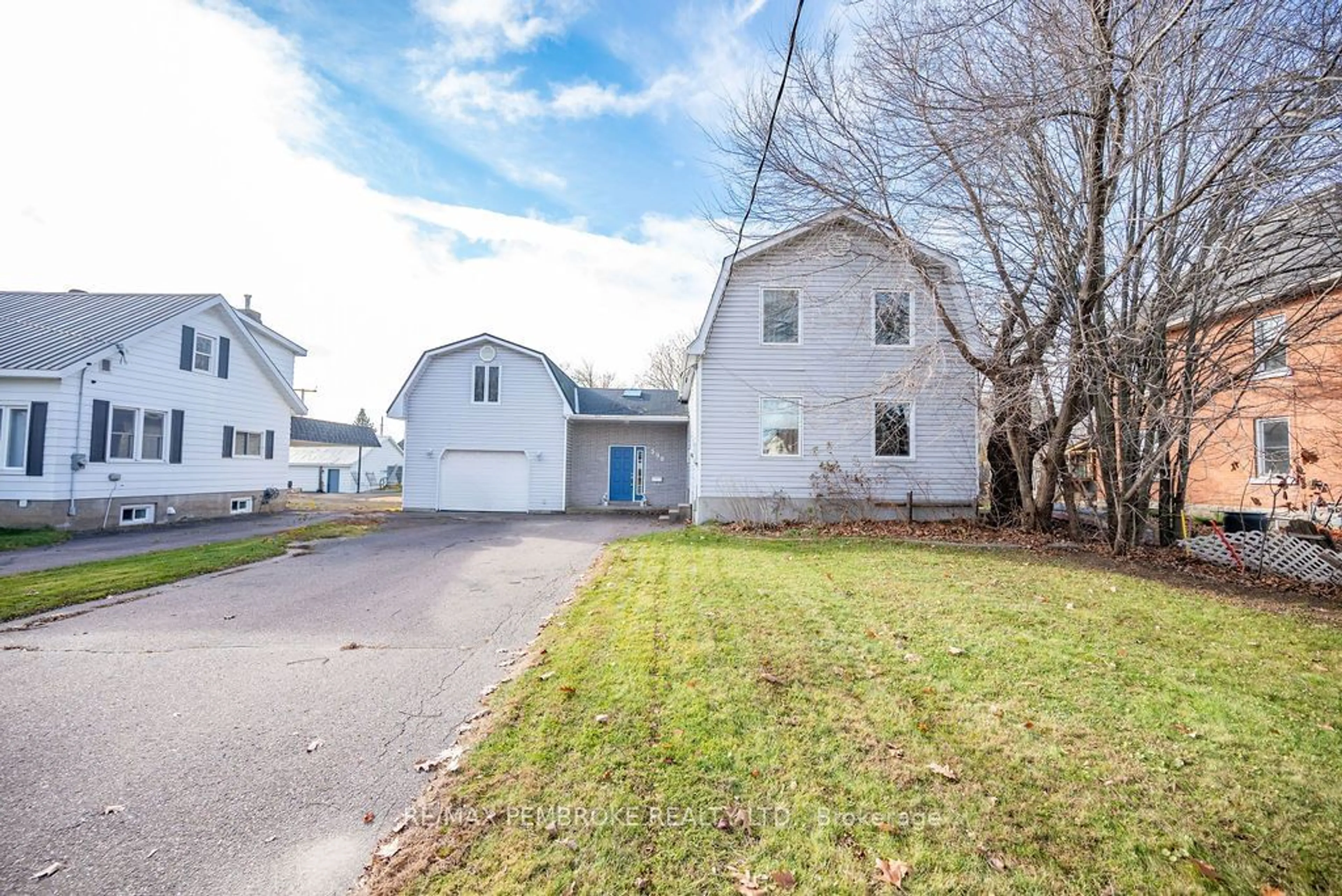 Frontside or backside of a home, the street view for 590 Boundary Rd, Laurentian Valley Ontario K8A 6M6