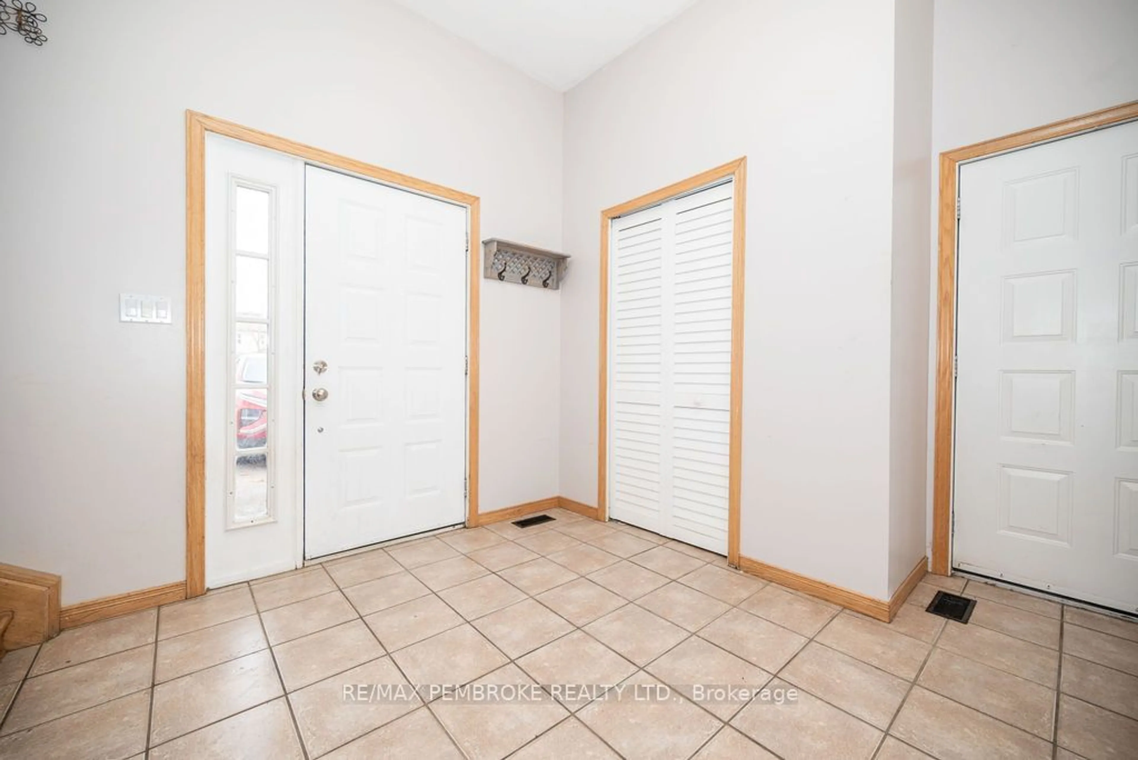 Indoor entryway, wood floors for 590 Boundary Rd, Laurentian Valley Ontario K8A 6M6