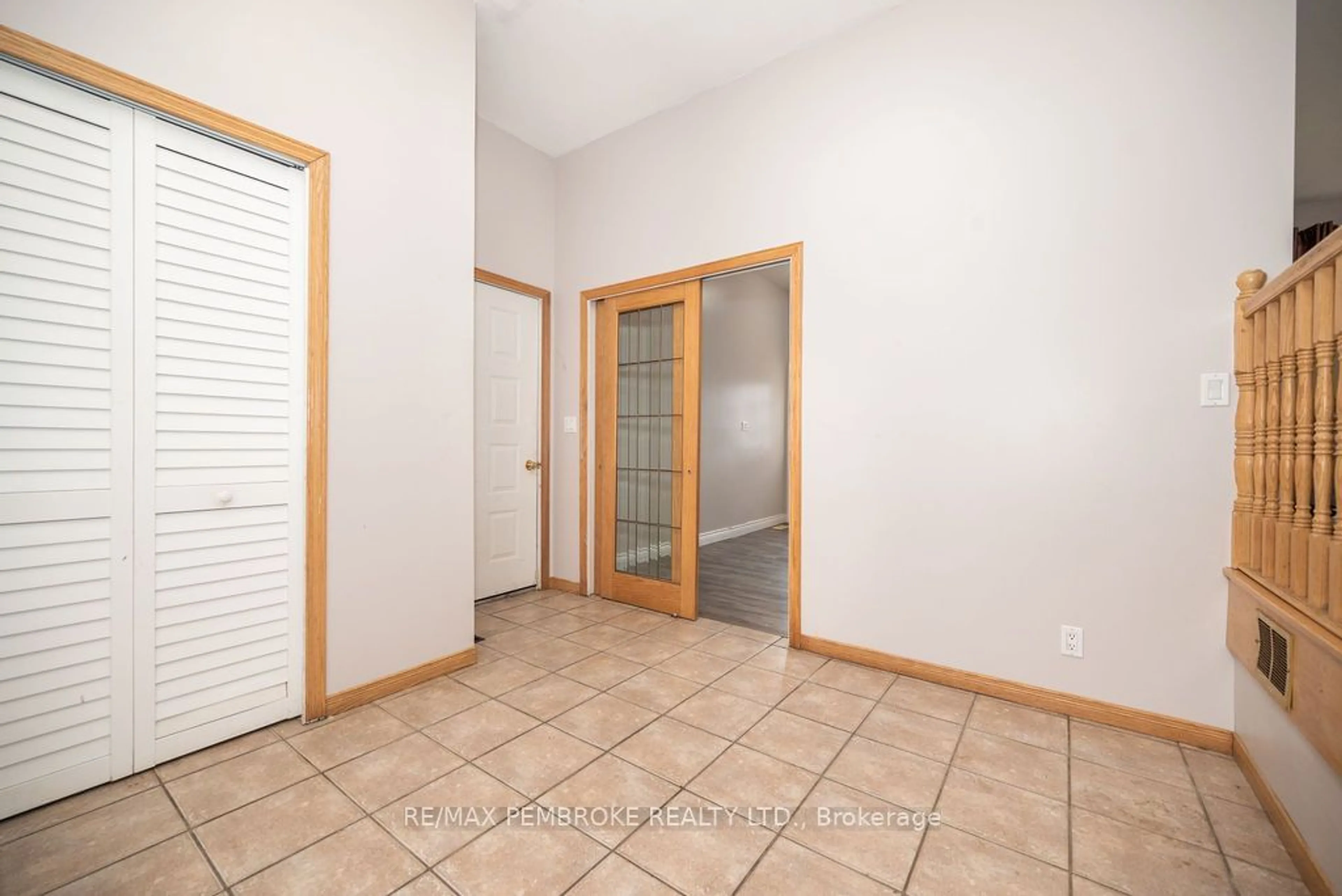 Indoor entryway, not visible floor for 590 Boundary Rd, Laurentian Valley Ontario K8A 6M6