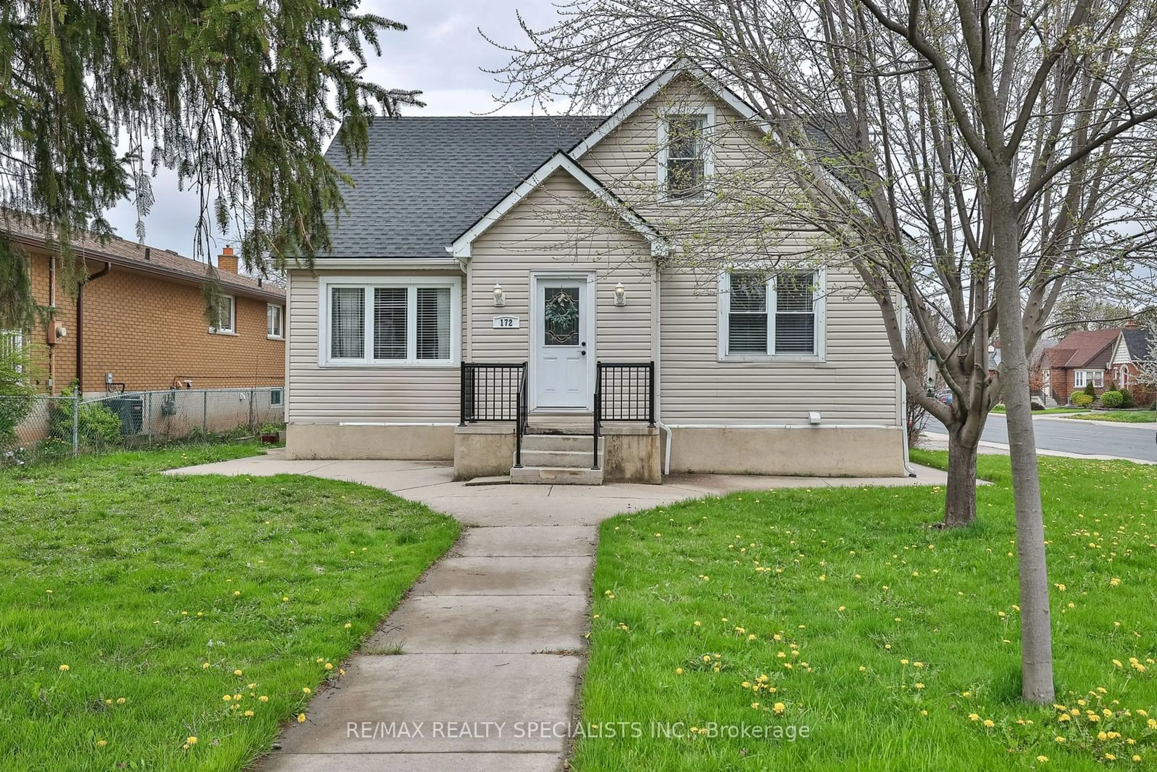 Frontside or backside of a home, cottage for 172 Sanatorium Rd, Hamilton Ontario L9C 1Z5