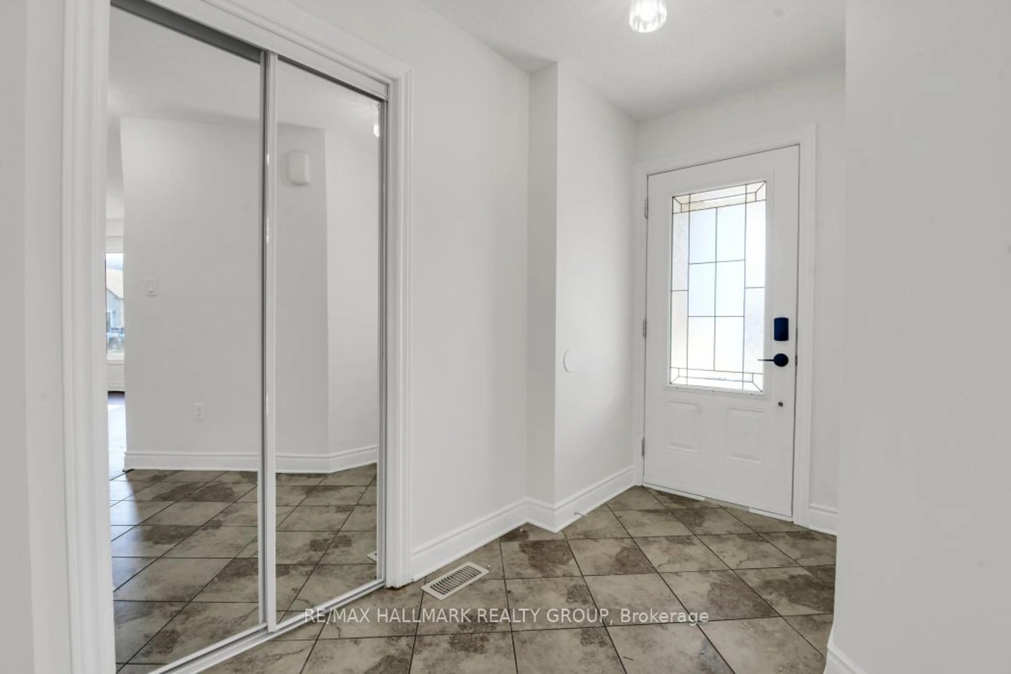 Indoor entryway, not visible floor for 177 Dorina Sarazin Cres, Clarence-Rockland Ontario K4K 1P6