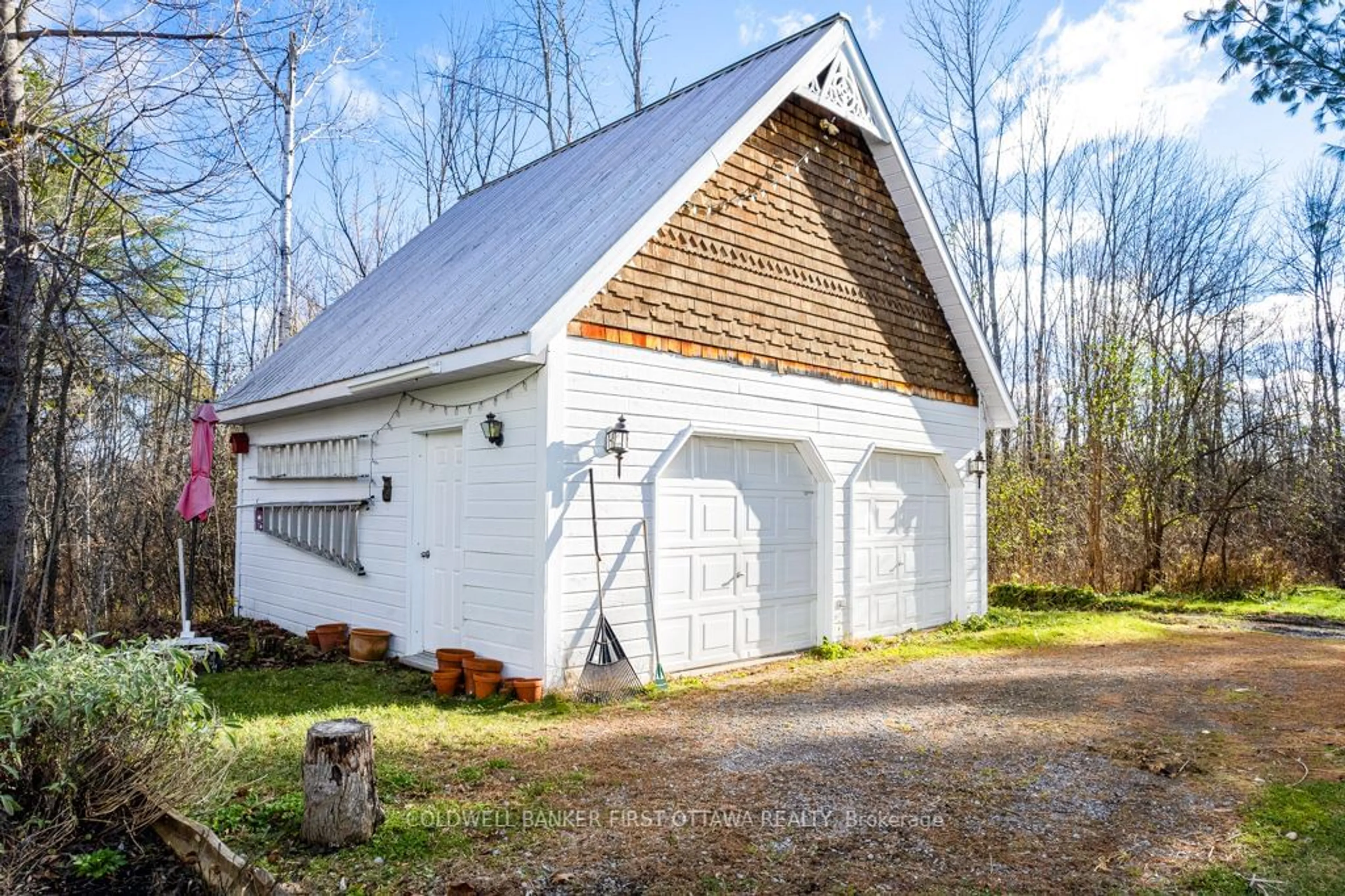 Indoor garage, wood floors for 3886 Stonecrest Rd, Constance Bay - Dunrobin - Kilmaurs - Woodlawn Ontario K0A 3M0