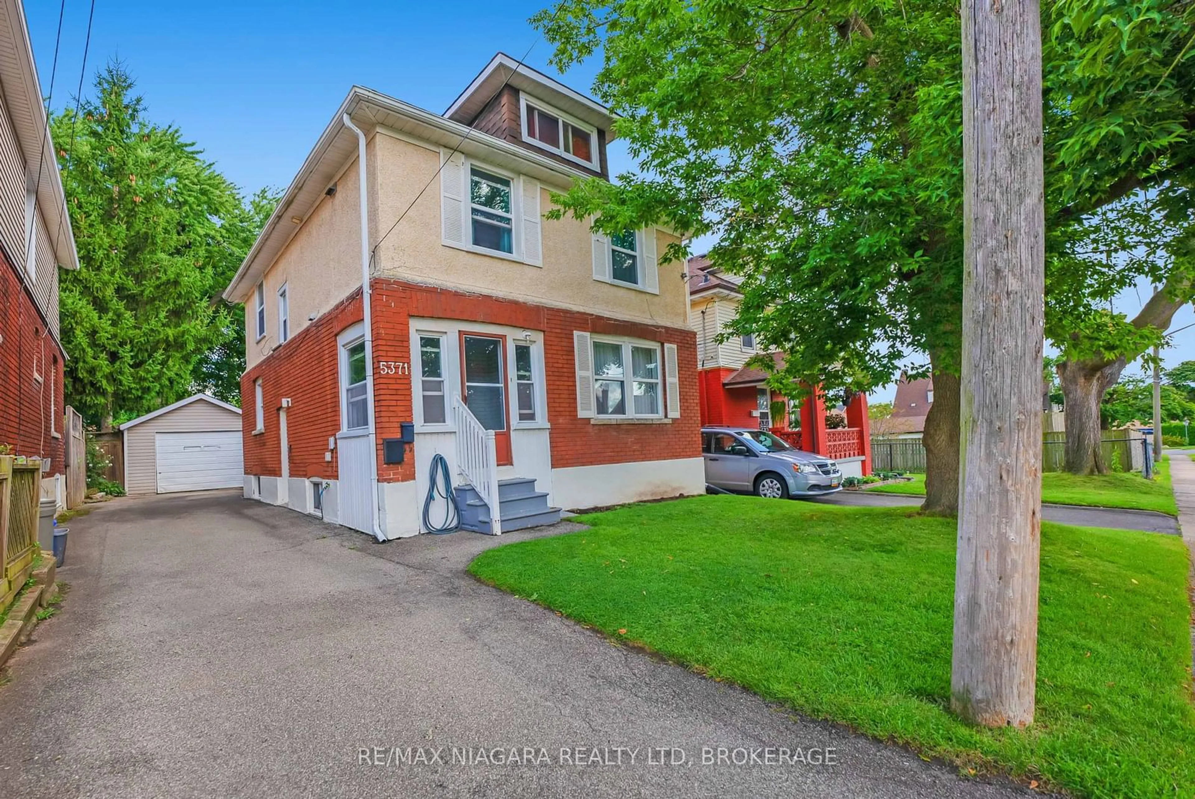 A pic from exterior of the house or condo, the street view for 5371 Huron St, Niagara Falls Ontario L2E 2K5