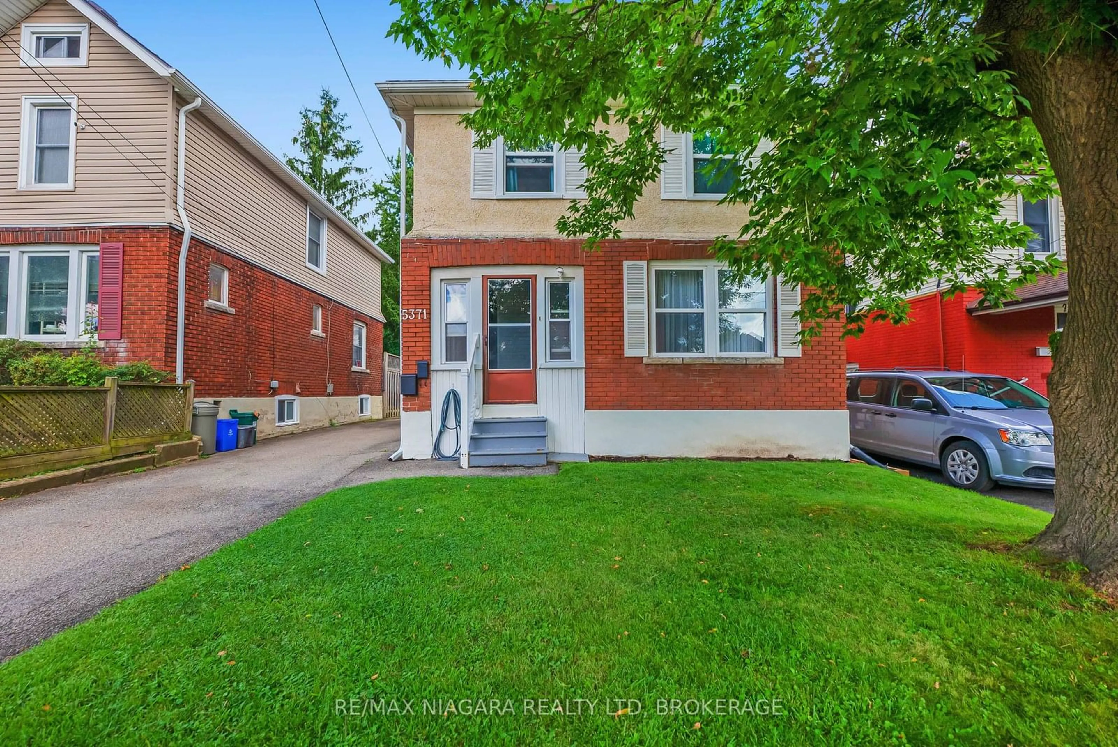 Frontside or backside of a home, the street view for 5371 Huron St, Niagara Falls Ontario L2E 2K5