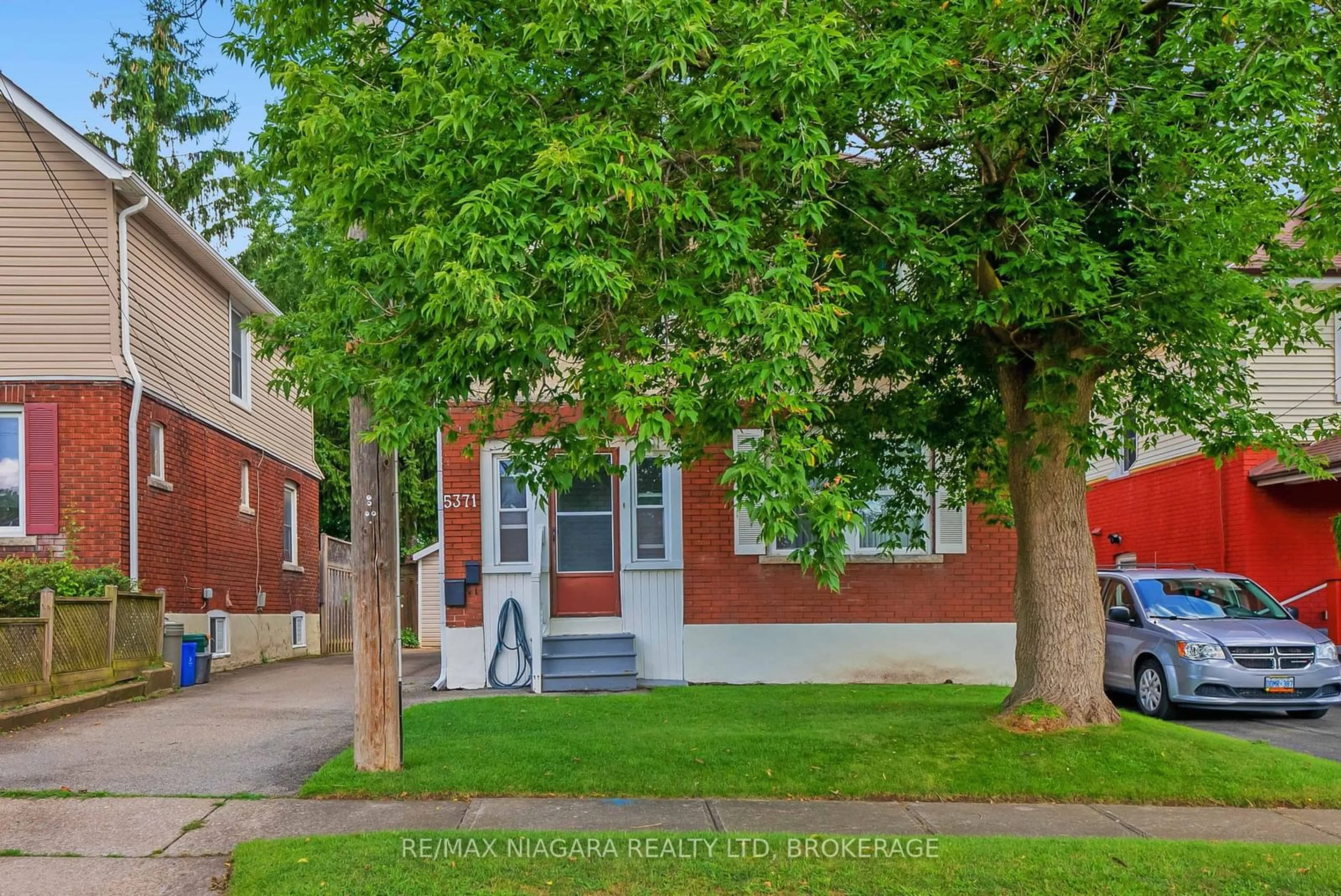 A pic from exterior of the house or condo, the street view for 5371 Huron St, Niagara Falls Ontario L2E 2K5