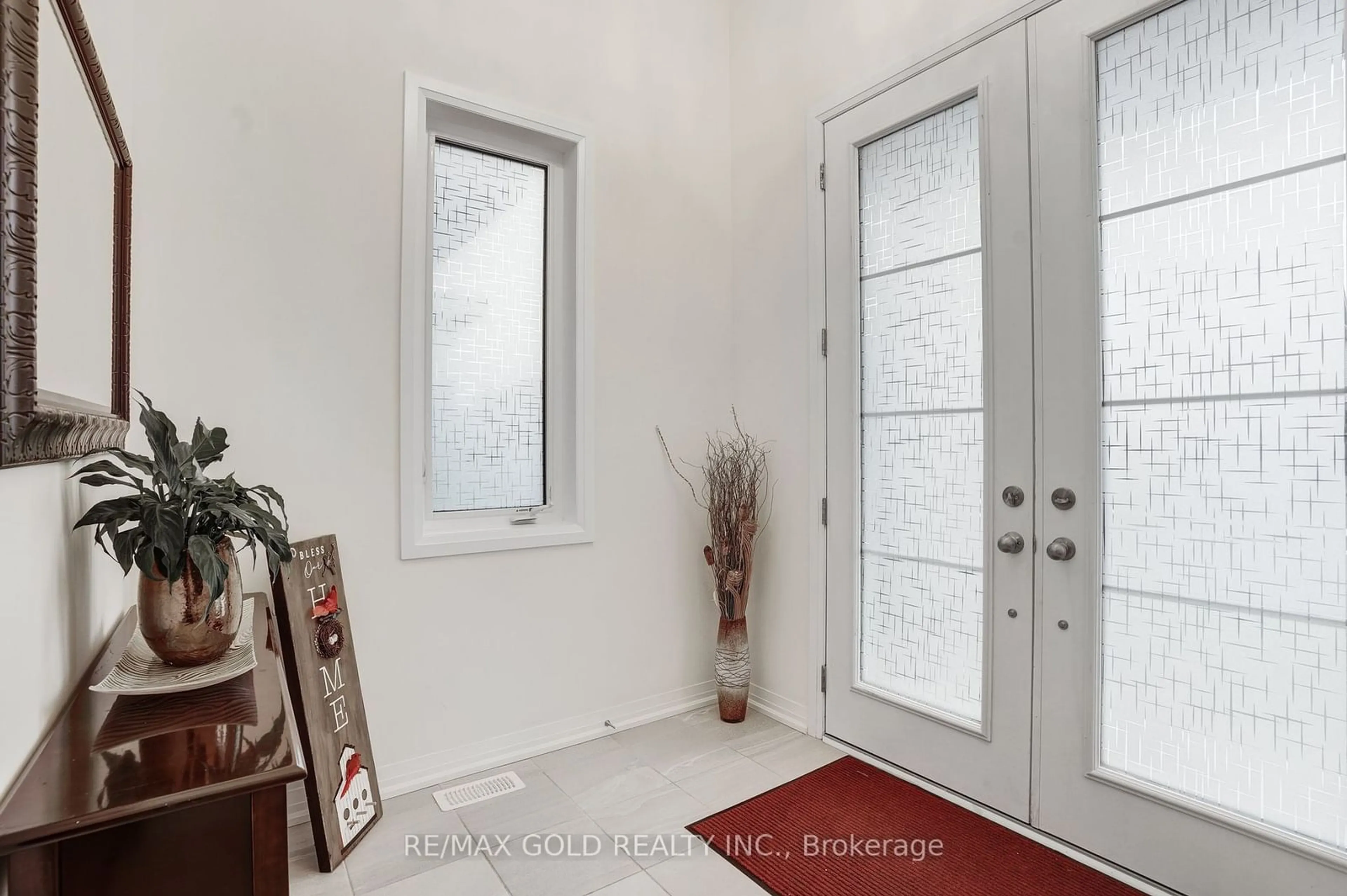 Indoor entryway, wood floors for 40 Weylie St, Hamilton Ontario L0R 1W0