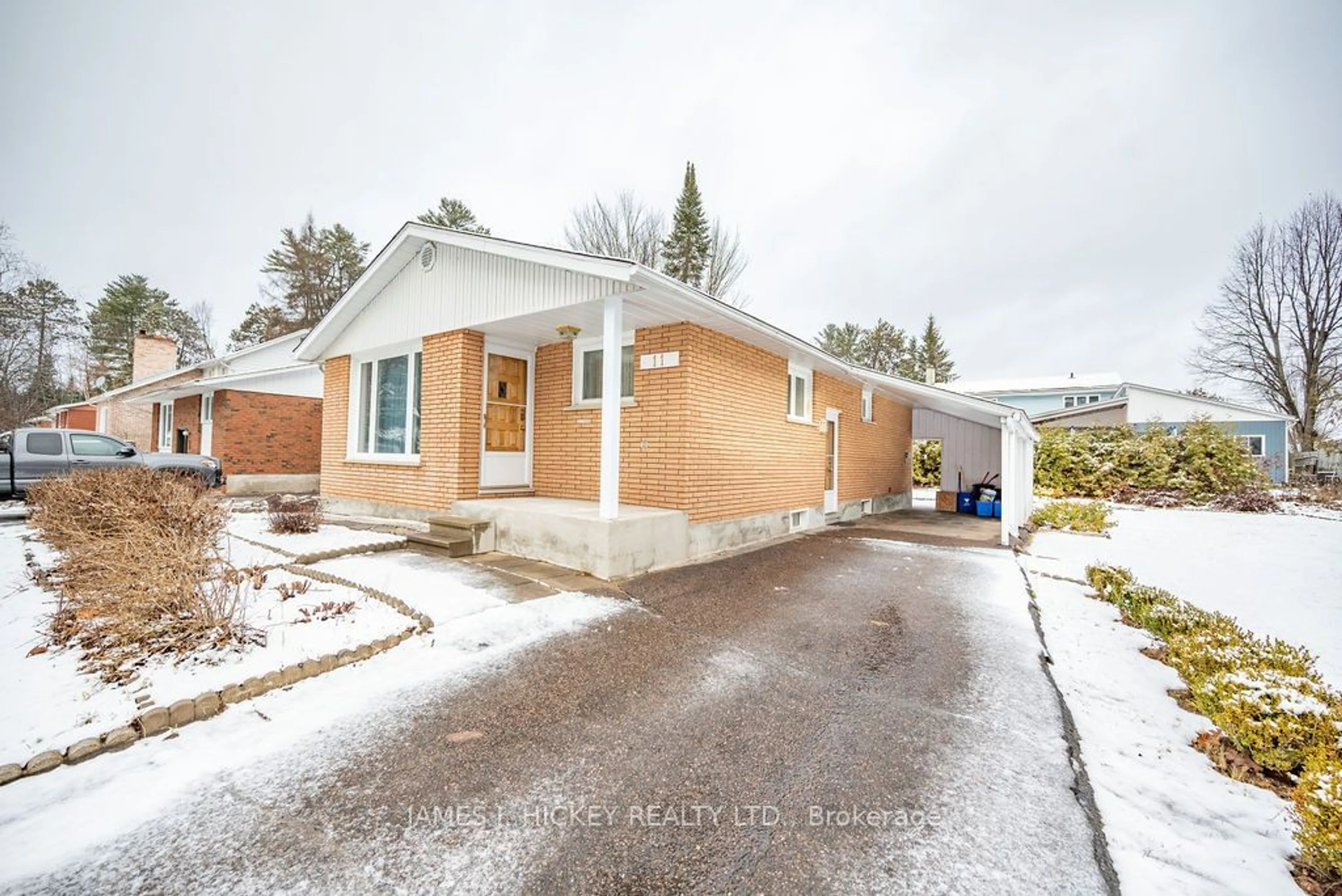 Frontside or backside of a home, the street view for 11 Hammond Crt, Deep River Ontario K0J 1P0