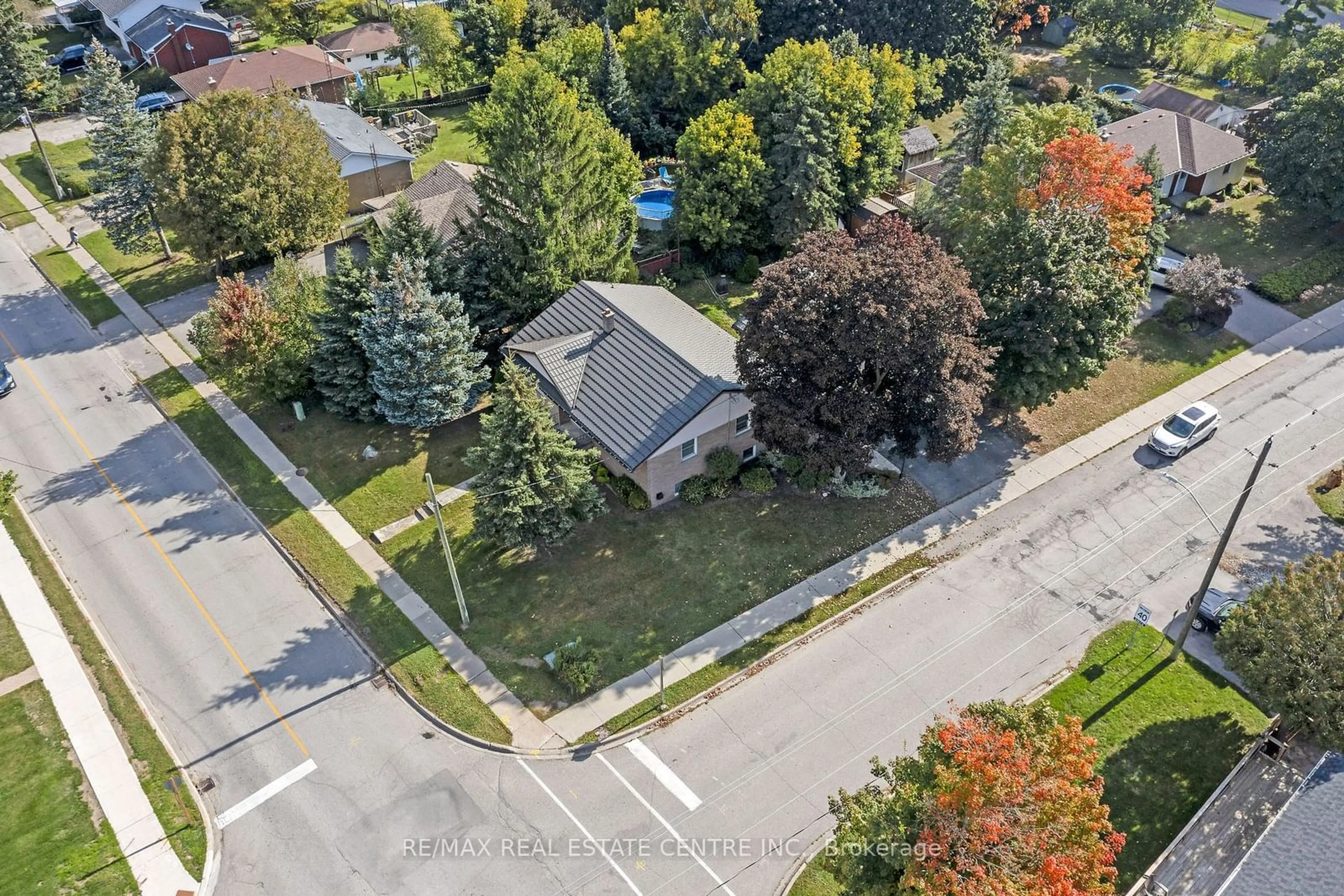 Frontside or backside of a home, the street view for 9 Dundas St, Erin Ontario N0B 1T0