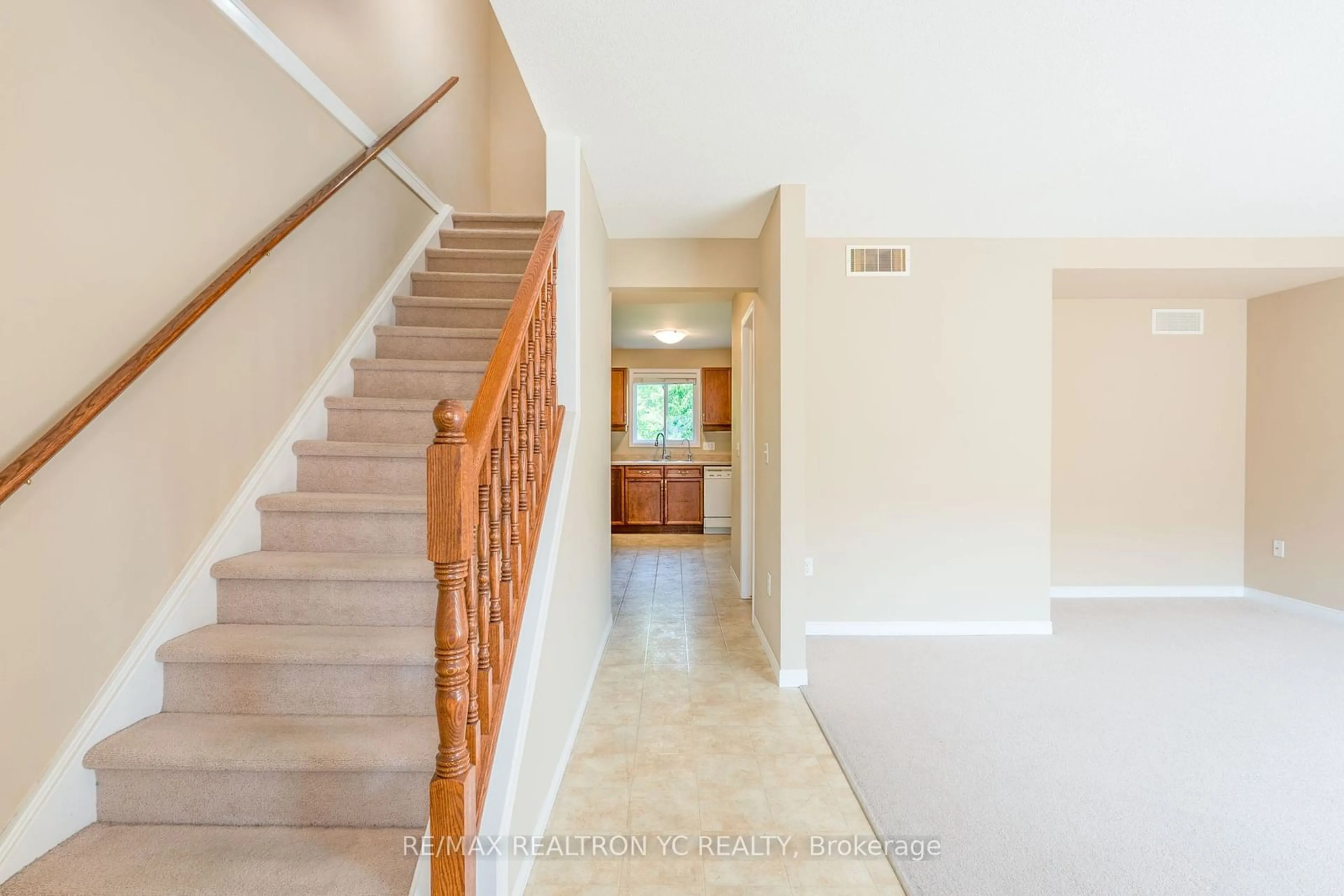 Indoor foyer, wood floors for 780 Fanshawe Park Rd #27, London Ontario N5X 1L5