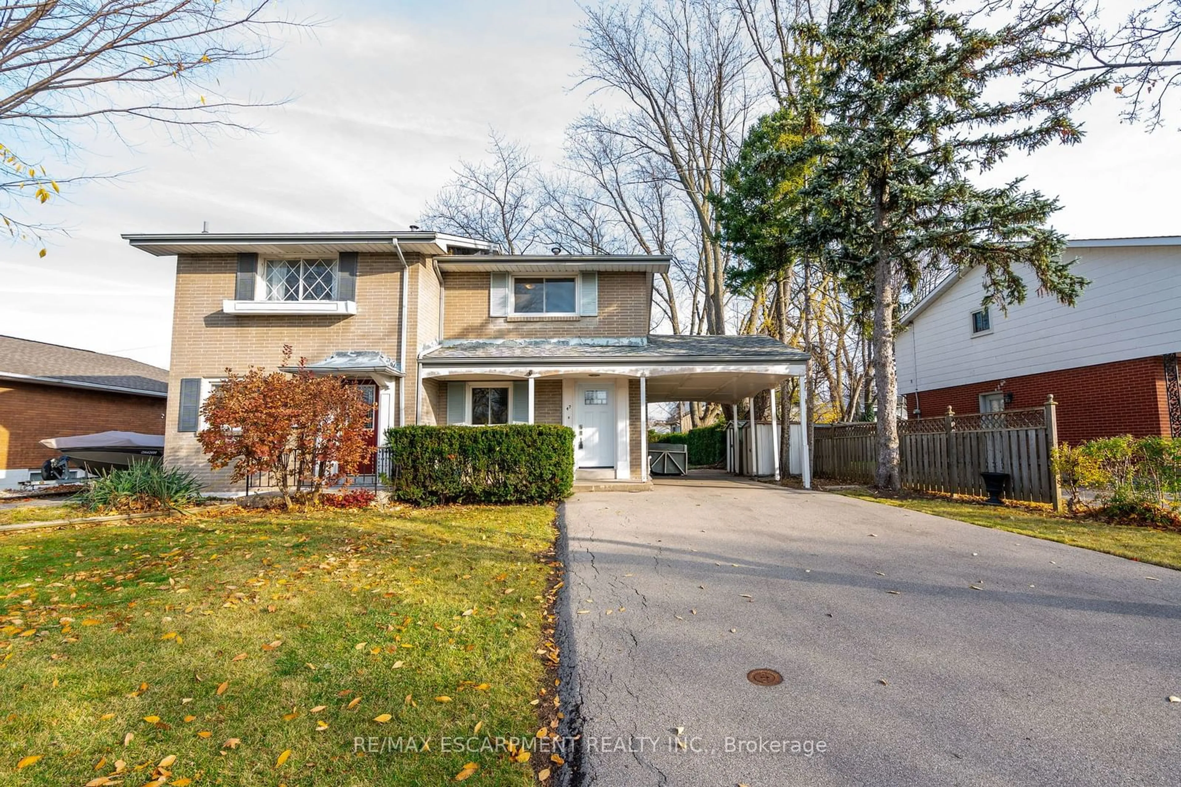 A pic from exterior of the house or condo, the street view for 47 Bobolink Rd, Hamilton Ontario L9A 2P3