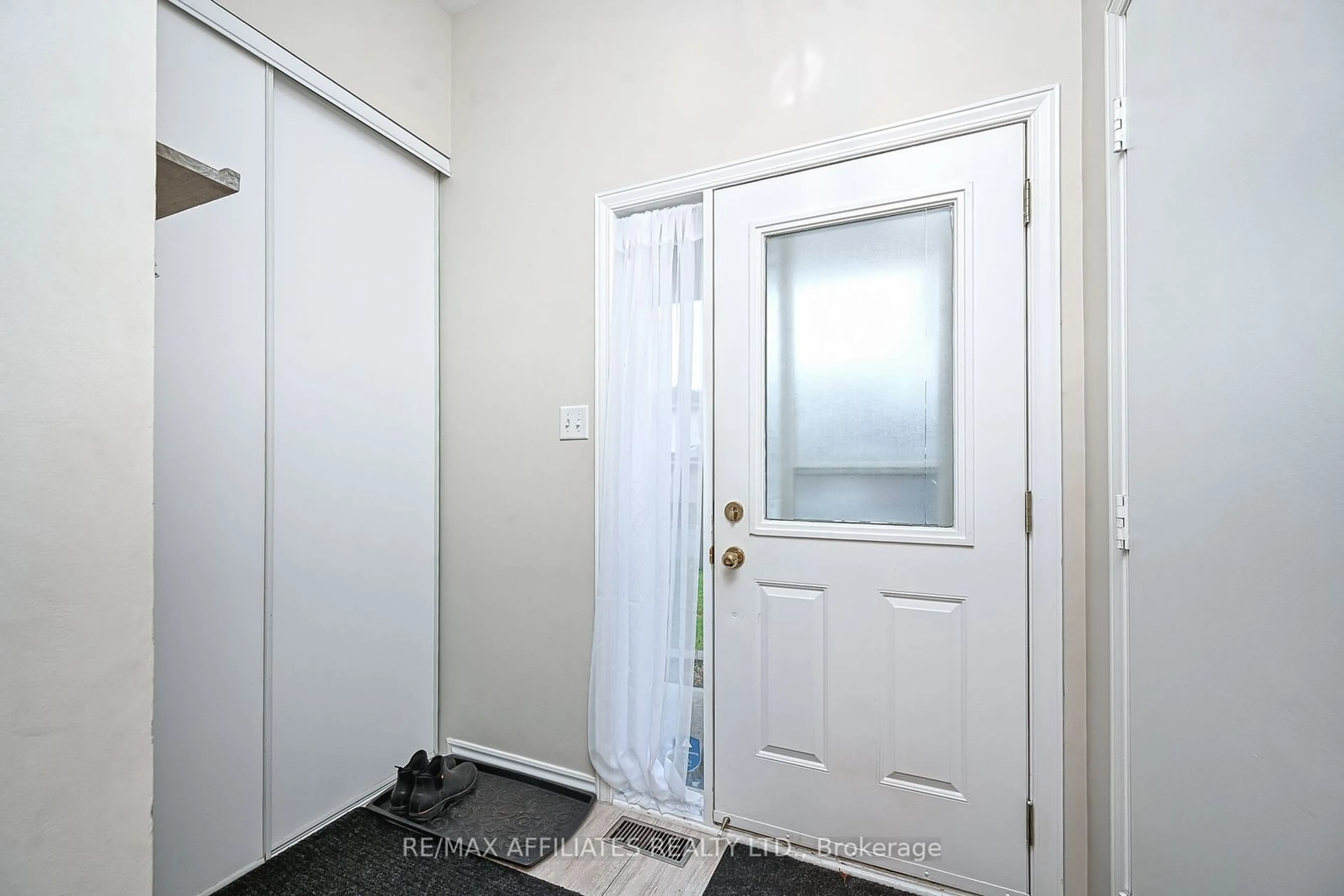 Indoor entryway, unknown floor for 6073 Pineglade Cres, Orleans - Convent Glen and Area Ontario K1W 1H1