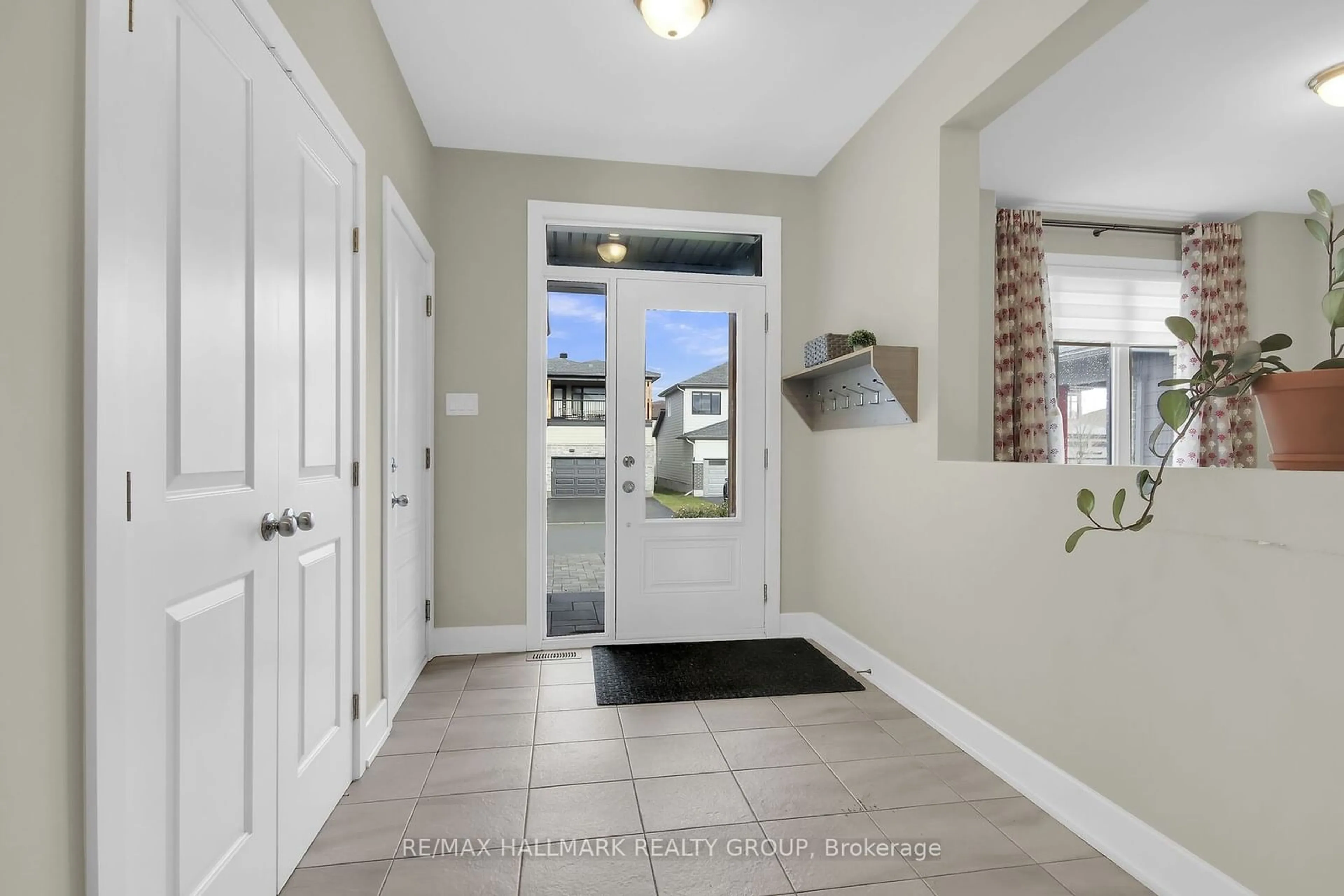 Indoor entryway, wood floors for 77 Axel Cres, Kanata Ontario K2V 0K4