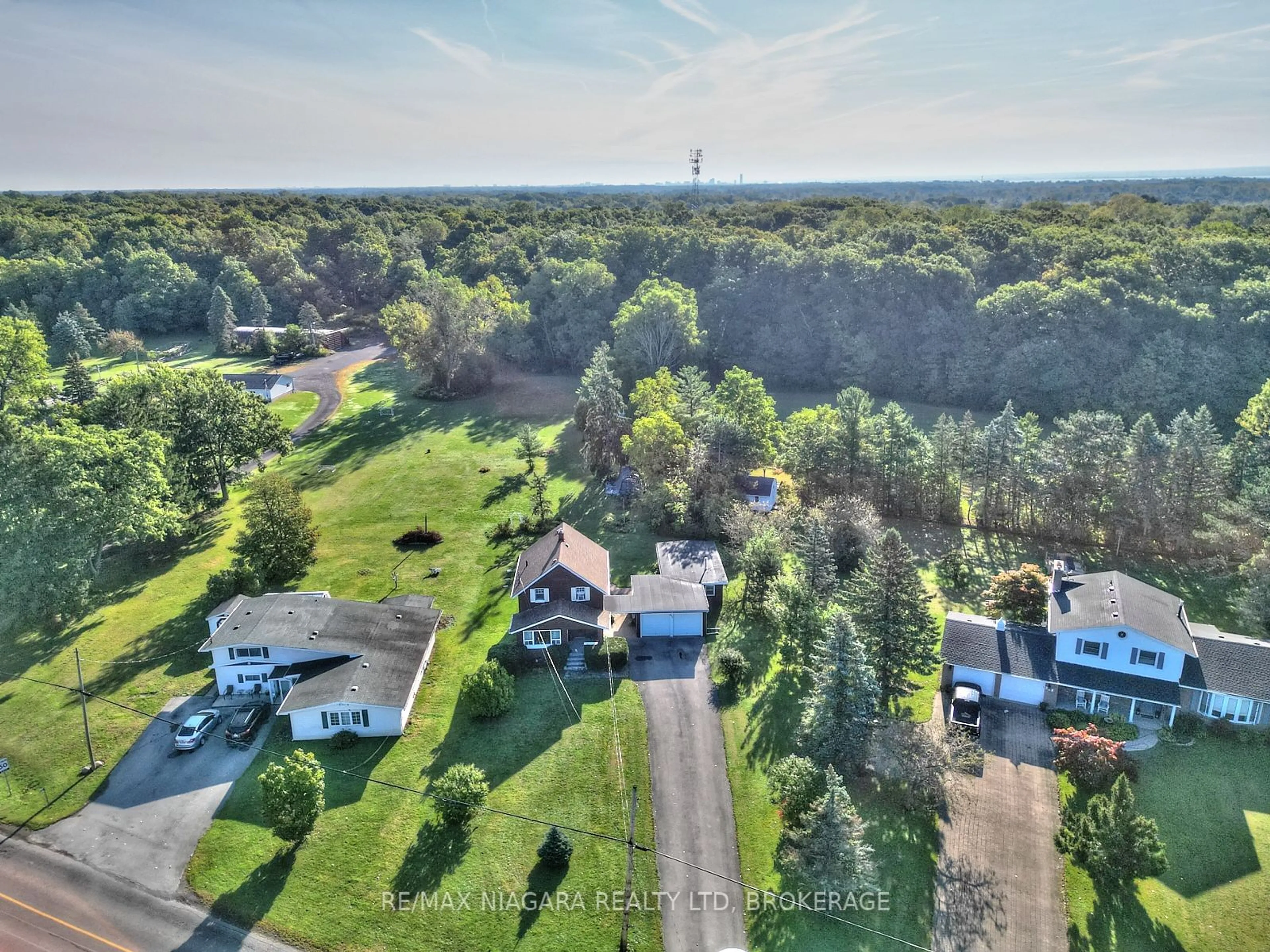 A pic from exterior of the house or condo, the street view for 840 RIDGE Rd, Fort Erie Ontario L0S 1N0