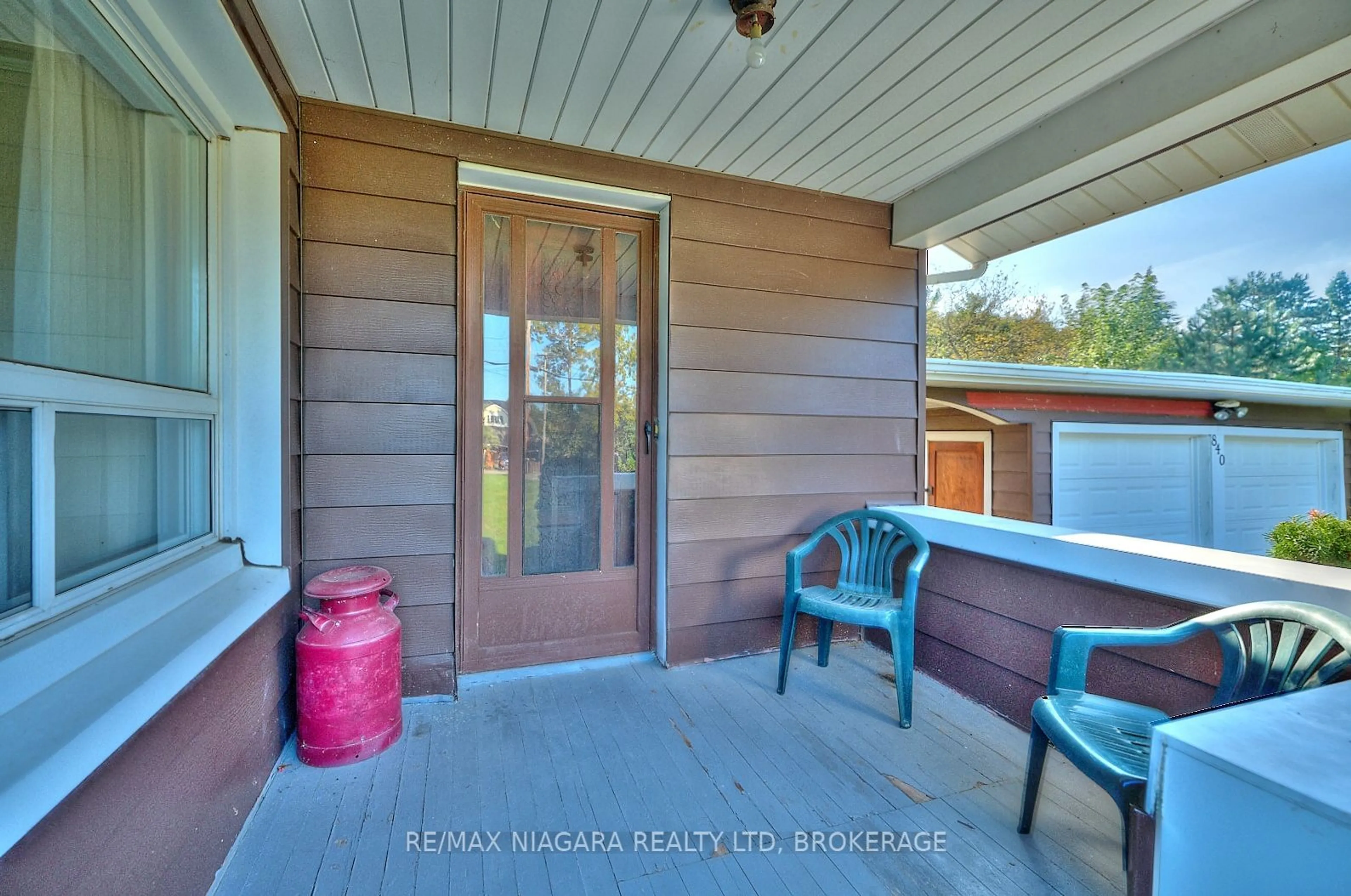 Indoor entryway, wood floors for 840 RIDGE Rd, Fort Erie Ontario L0S 1N0