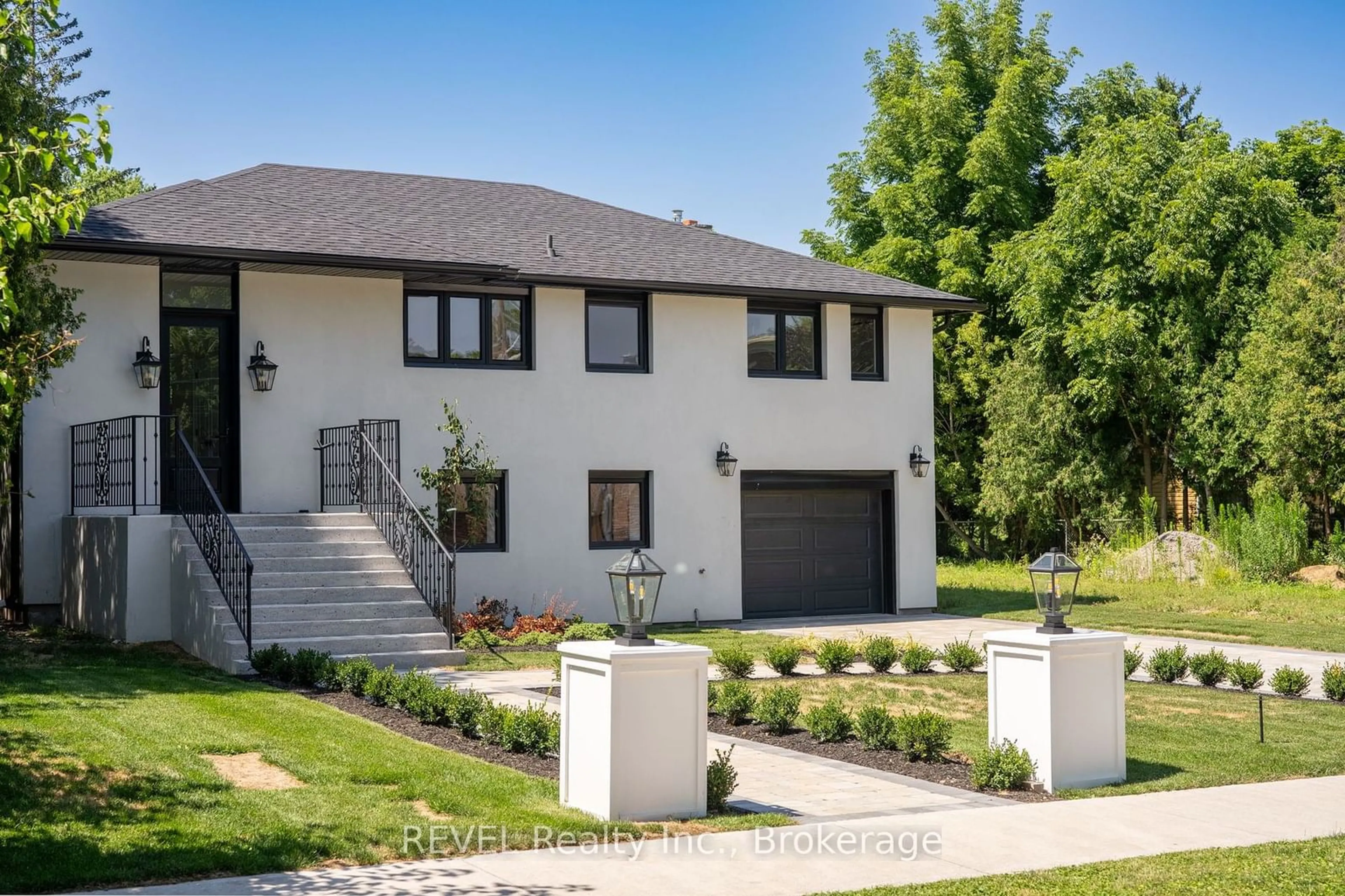 Frontside or backside of a home, the street view for 489 Regent St, Niagara-on-the-Lake Ontario L0S 1J0