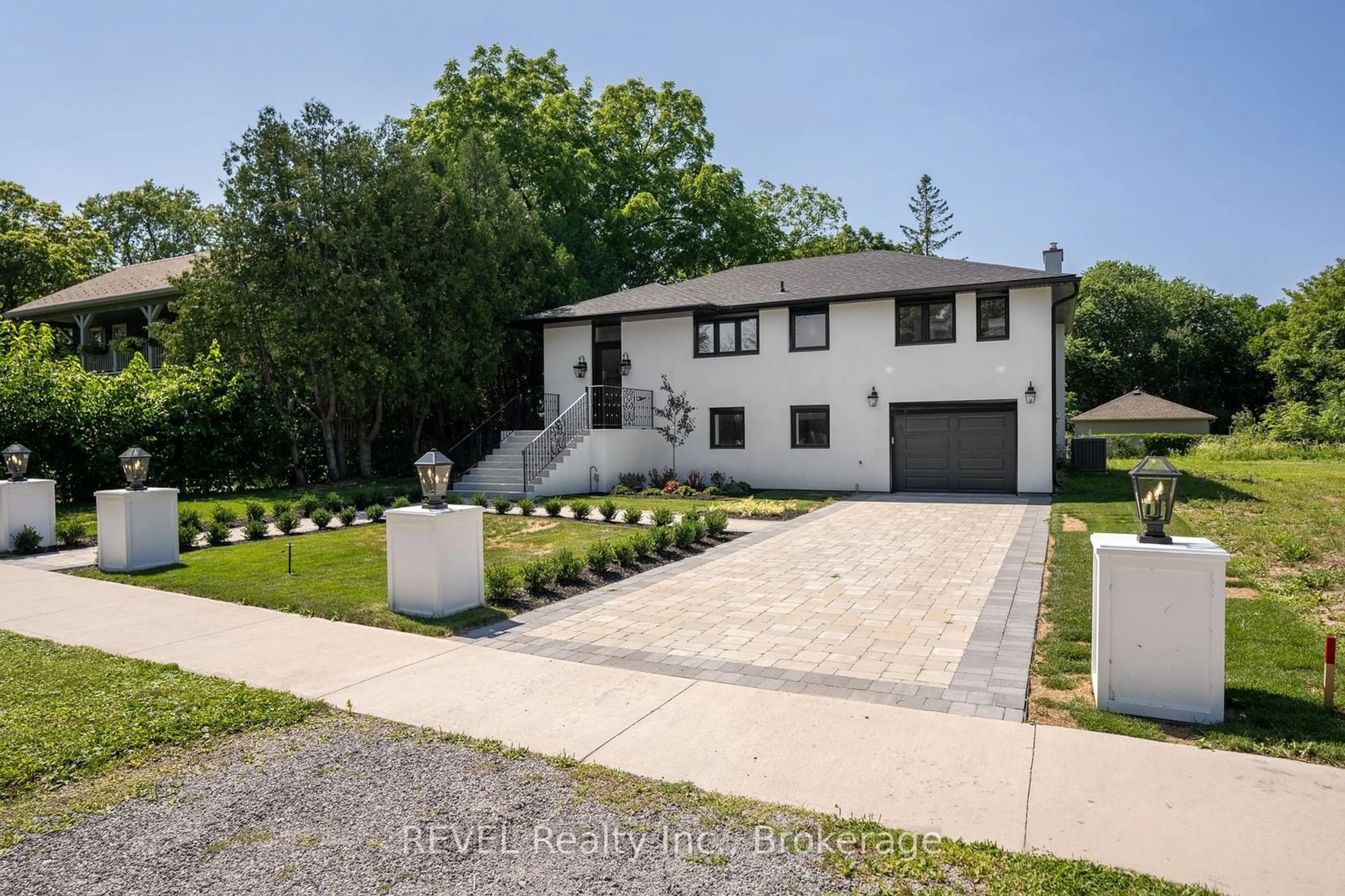 Frontside or backside of a home, the street view for 489 Regent St, Niagara-on-the-Lake Ontario L0S 1J0