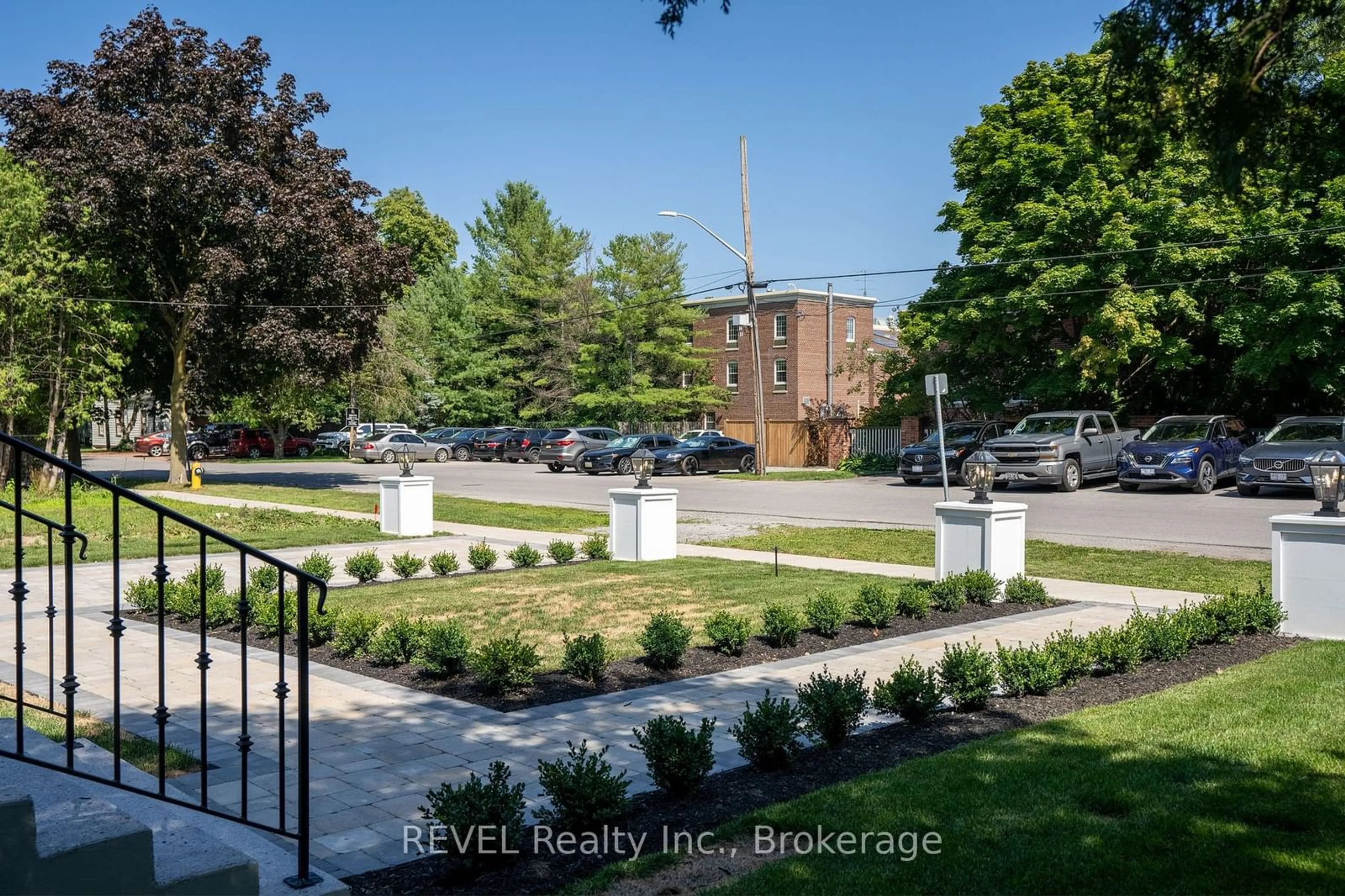 Patio, the street view for 489 Regent St, Niagara-on-the-Lake Ontario L0S 1J0