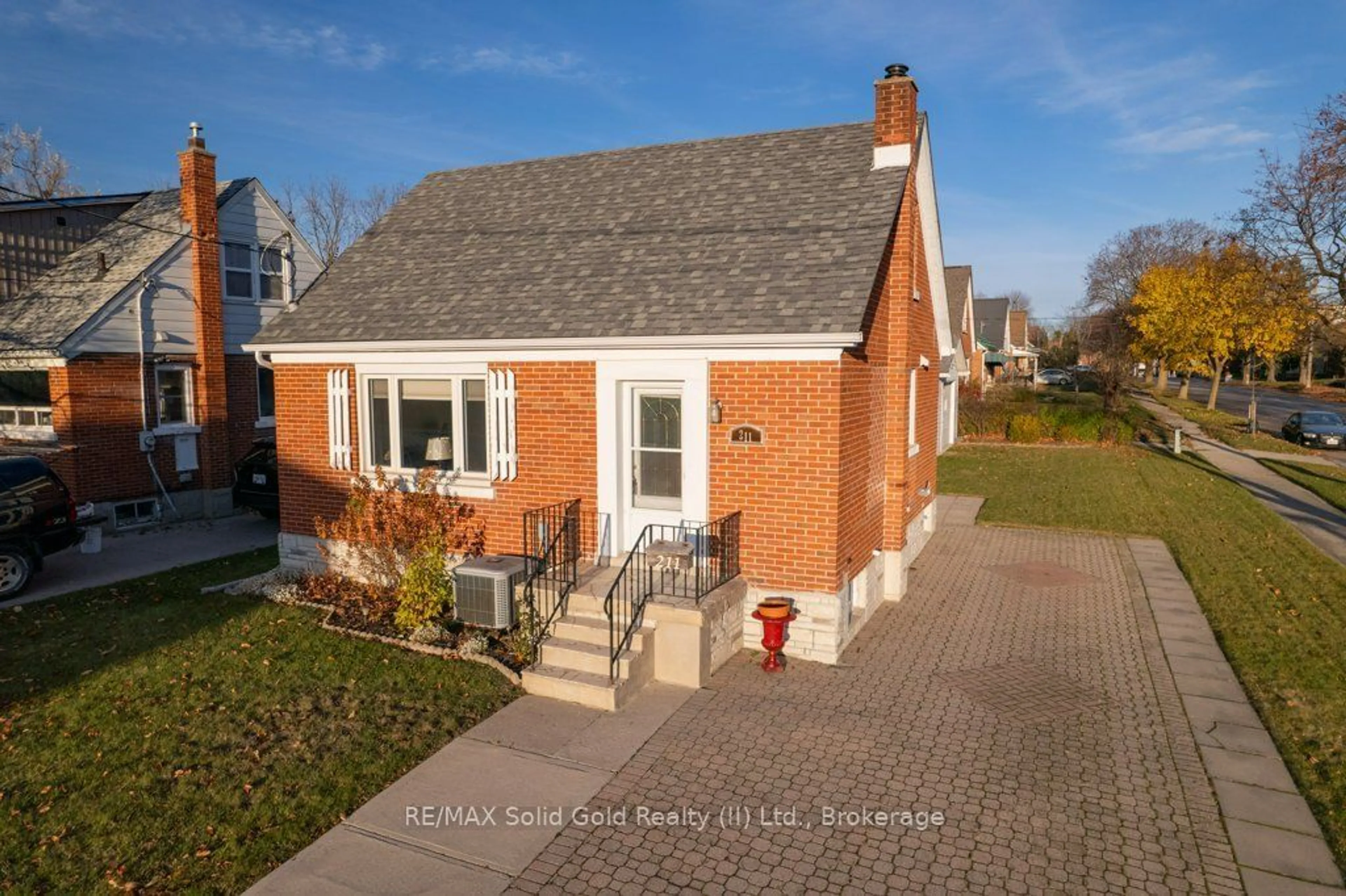 Home with brick exterior material for 211 Lorne Ave, Kitchener Ontario N2M 3Y6