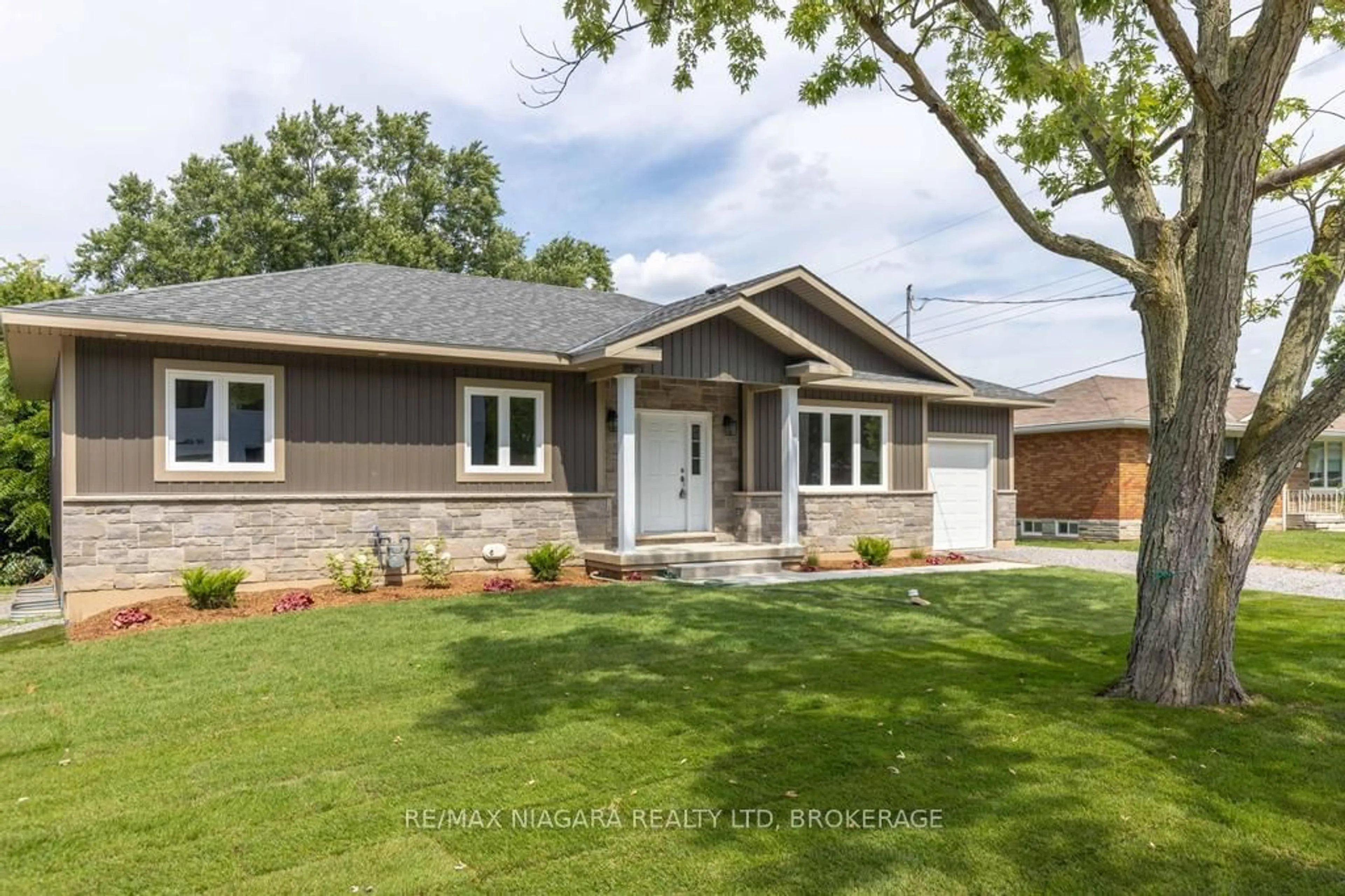 Frontside or backside of a home, cottage for 17 Glenbarr Rd, St. Catharines Ontario L2T 1Y2