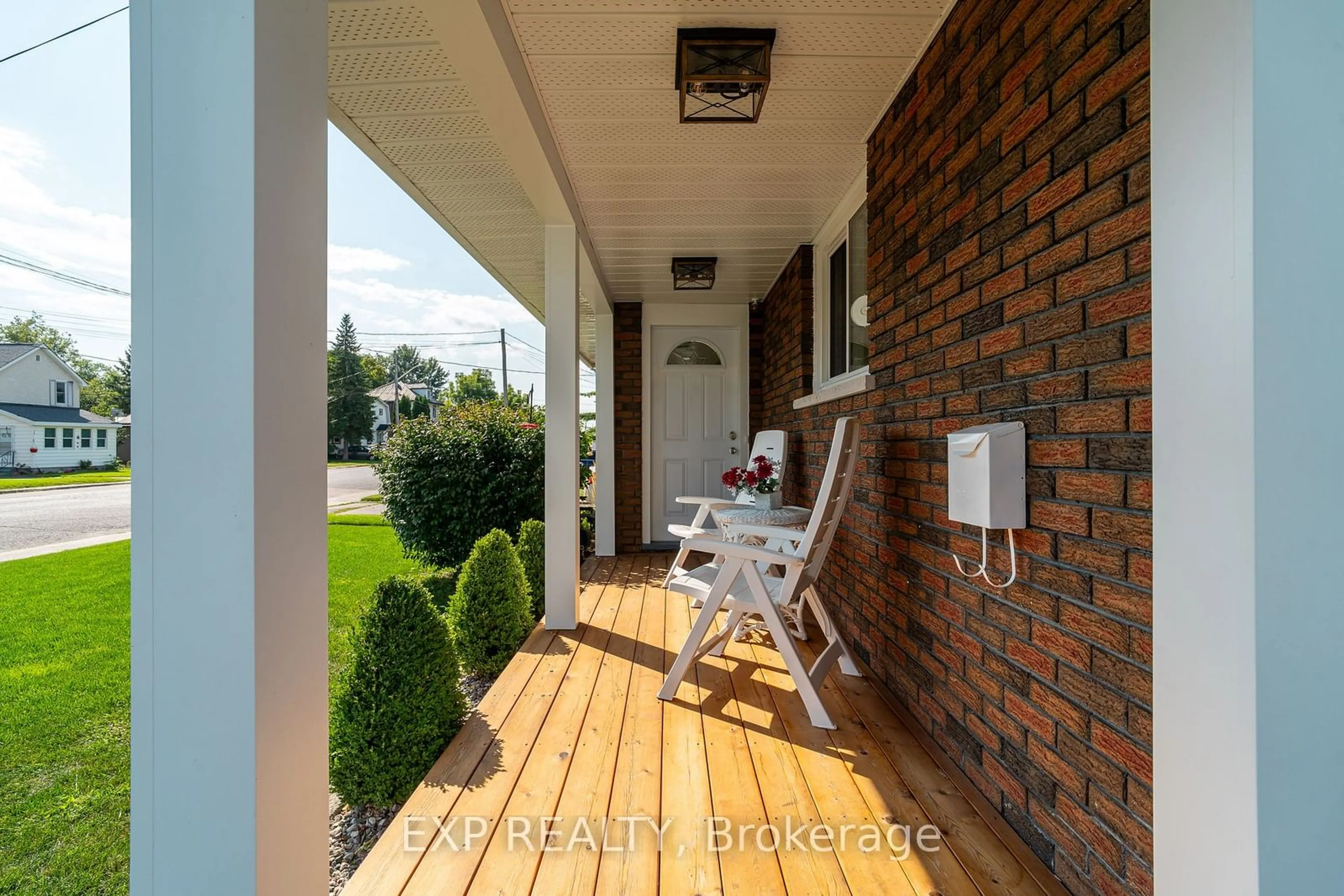 Indoor entryway, wood floors for 343 HARRY St, Renfrew Ontario K7V 3E3