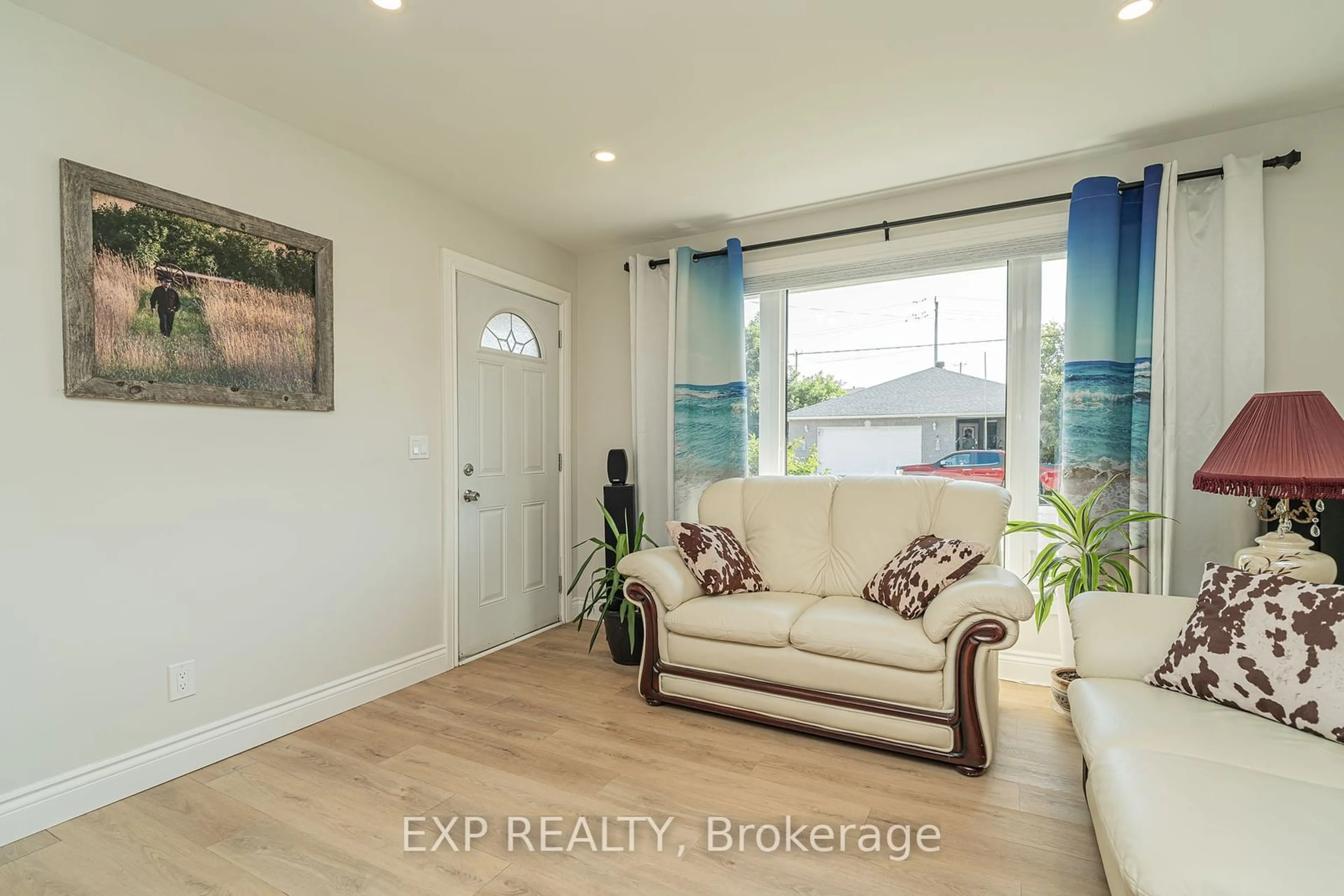 Indoor entryway, wood floors for 343 HARRY St, Renfrew Ontario K7V 3E3