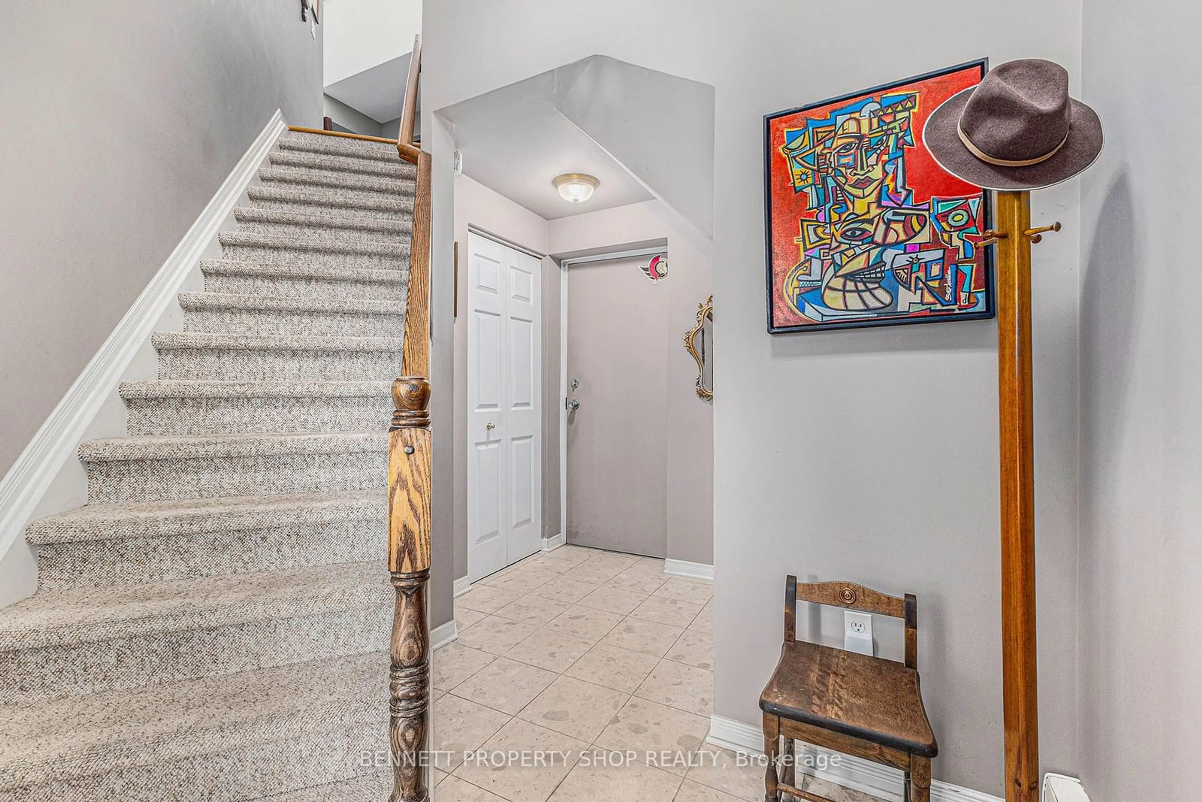 Indoor entryway, wood floors for 102 Robson Crt, Kanata Ontario K2K 2W1