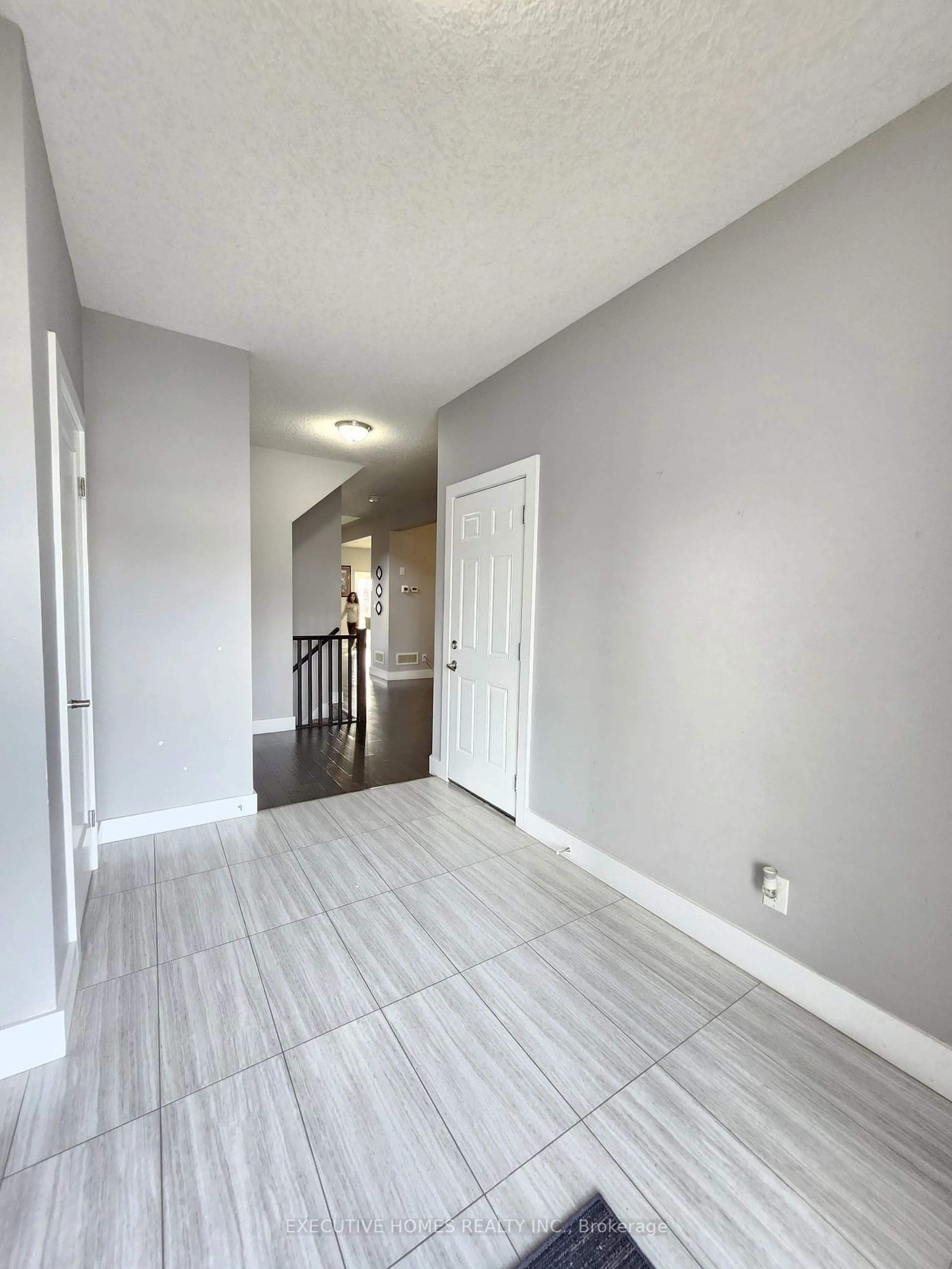 Indoor entryway, wood floors for 2205 Wateroak Dr, London Ontario N6G 5B4