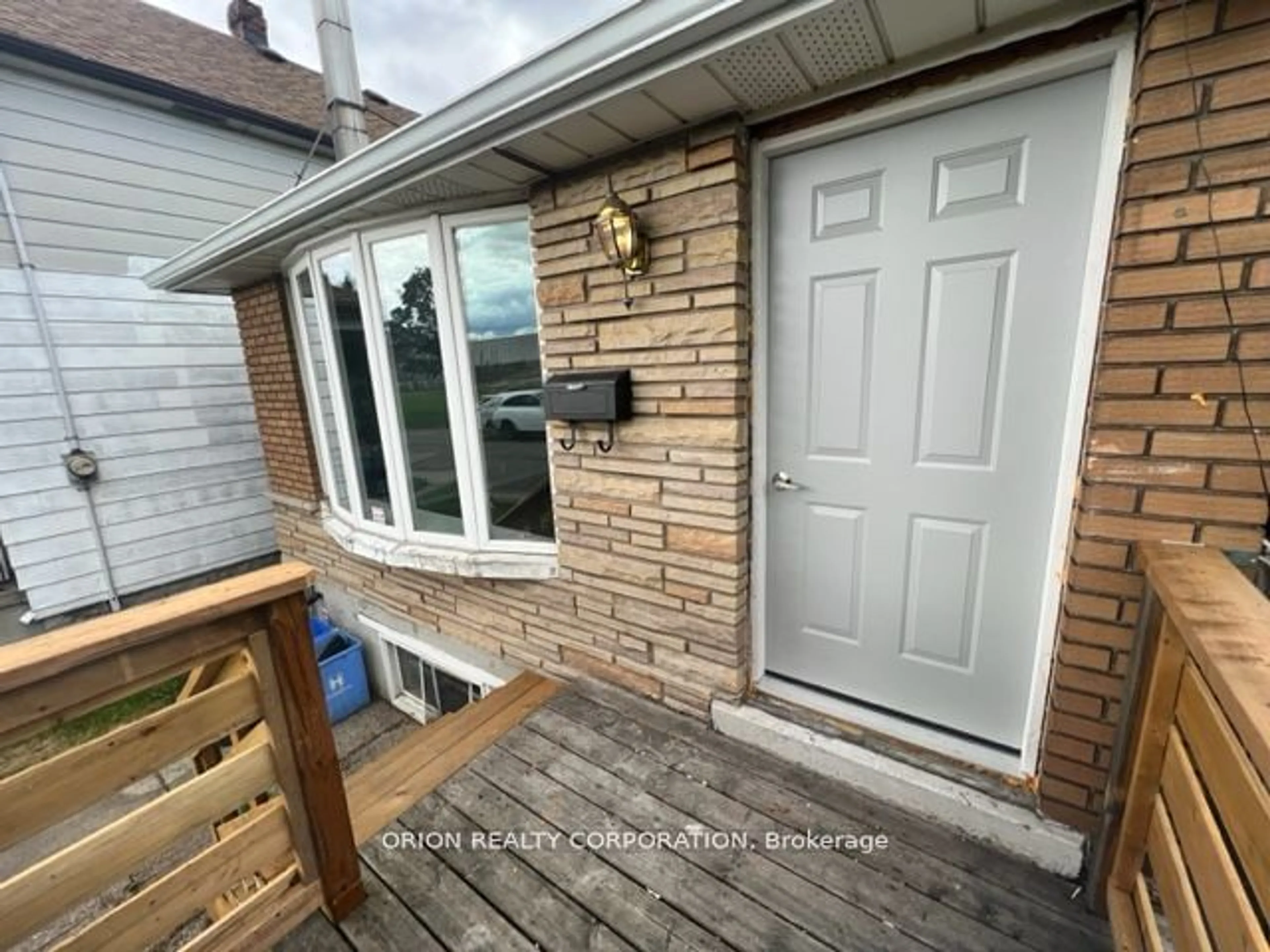 Indoor entryway, unknown floor for 359 .5 Strathearn Ave, Hamilton Ontario L8H 5L2