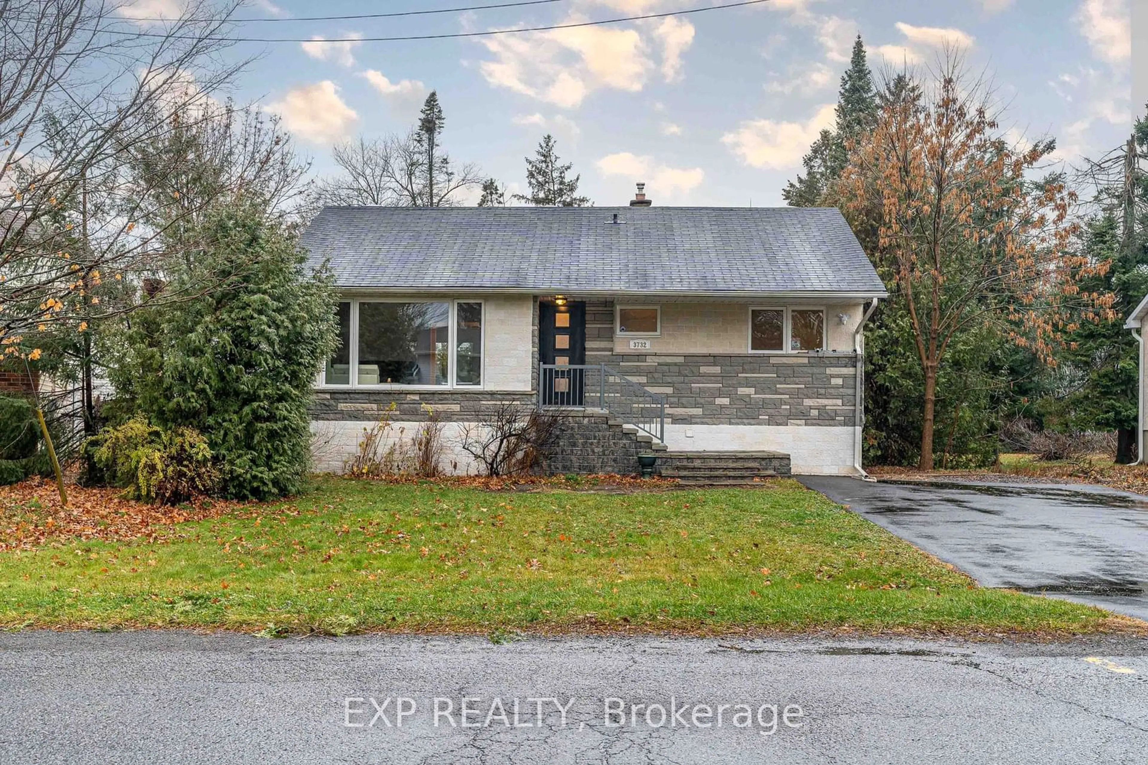 Frontside or backside of a home, cottage for 3732 Alderwood St, Blossom Park - Airport and Area Ontario K1T 1B5