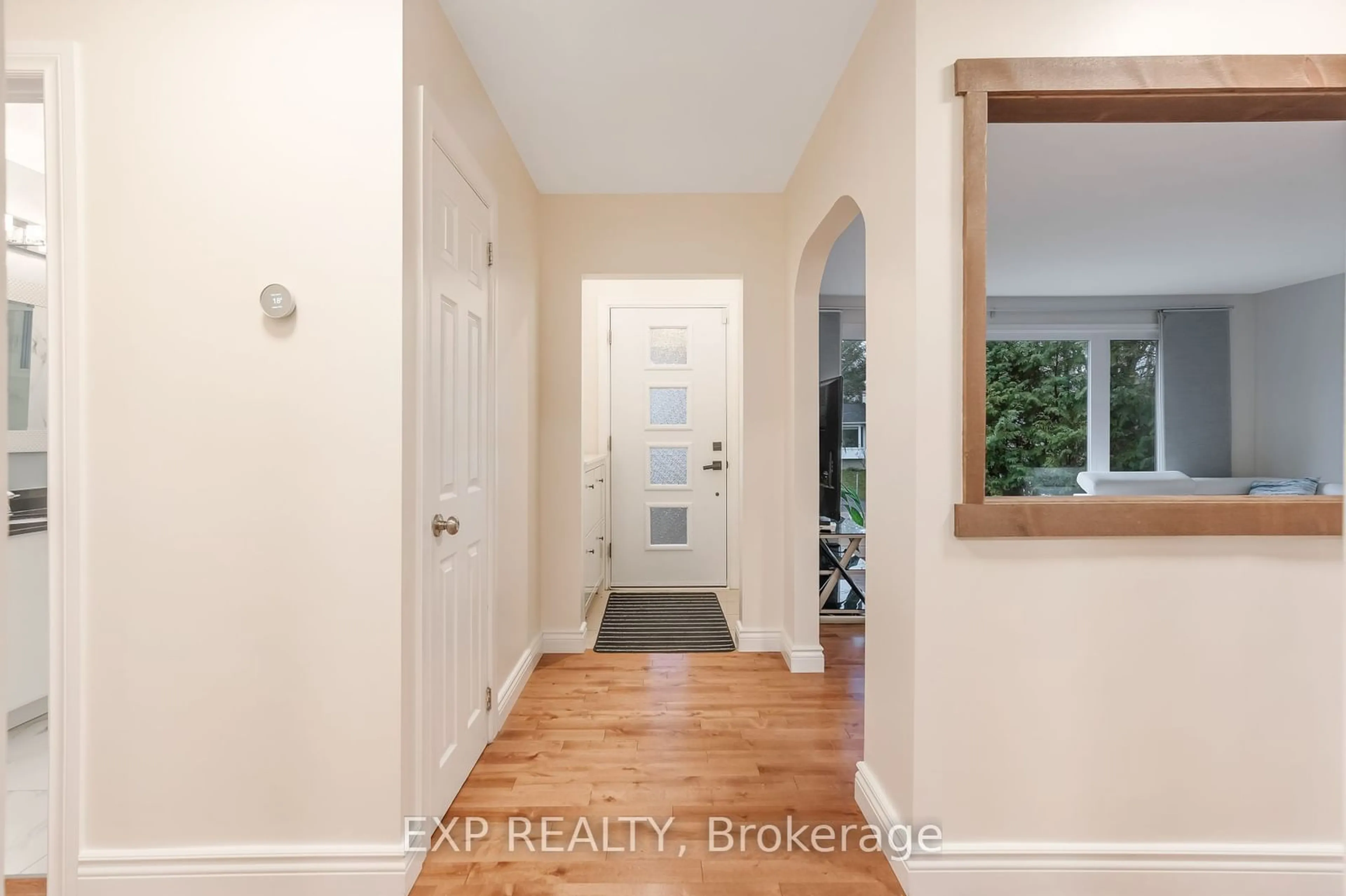 Indoor entryway, wood floors for 3732 Alderwood St, Blossom Park - Airport and Area Ontario K1T 1B5