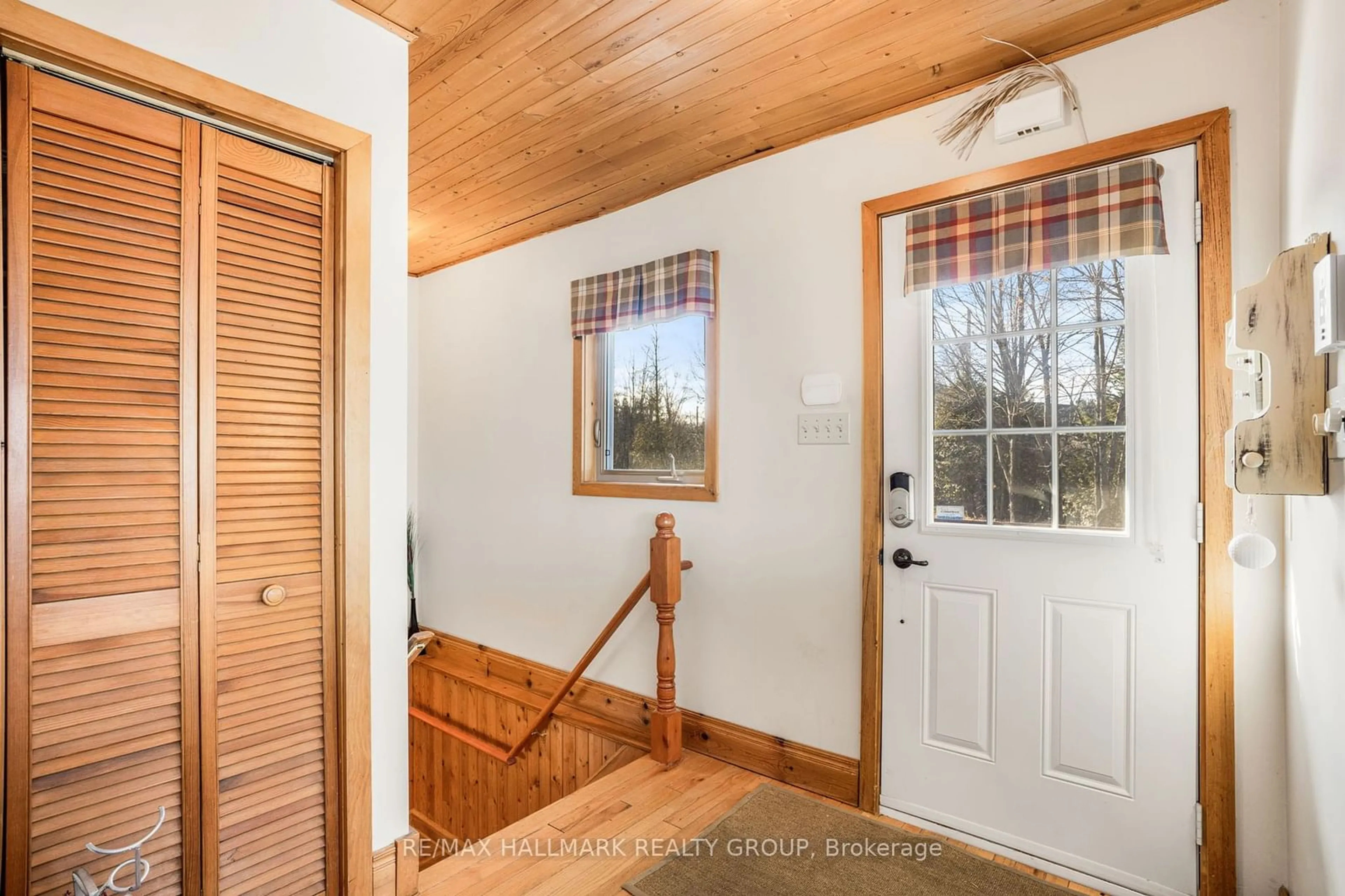 Indoor entryway, wood floors for 2747 FRONT ROAD EAST Rd, East Hawkesbury Ontario K6A 2R2