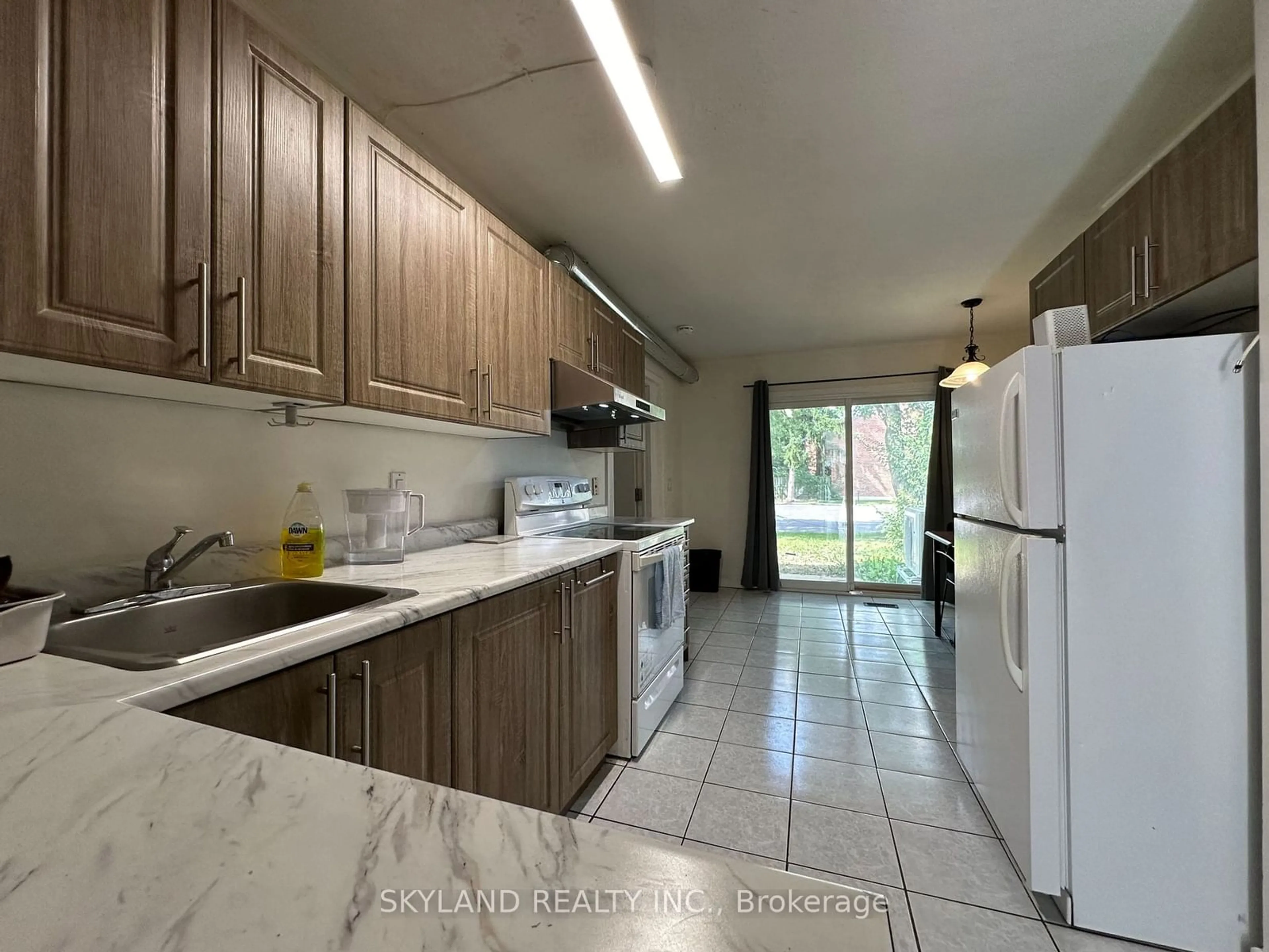 Standard kitchen, wood floors, cottage for 121 University Ave #72, Waterloo Ontario N2J 4J1