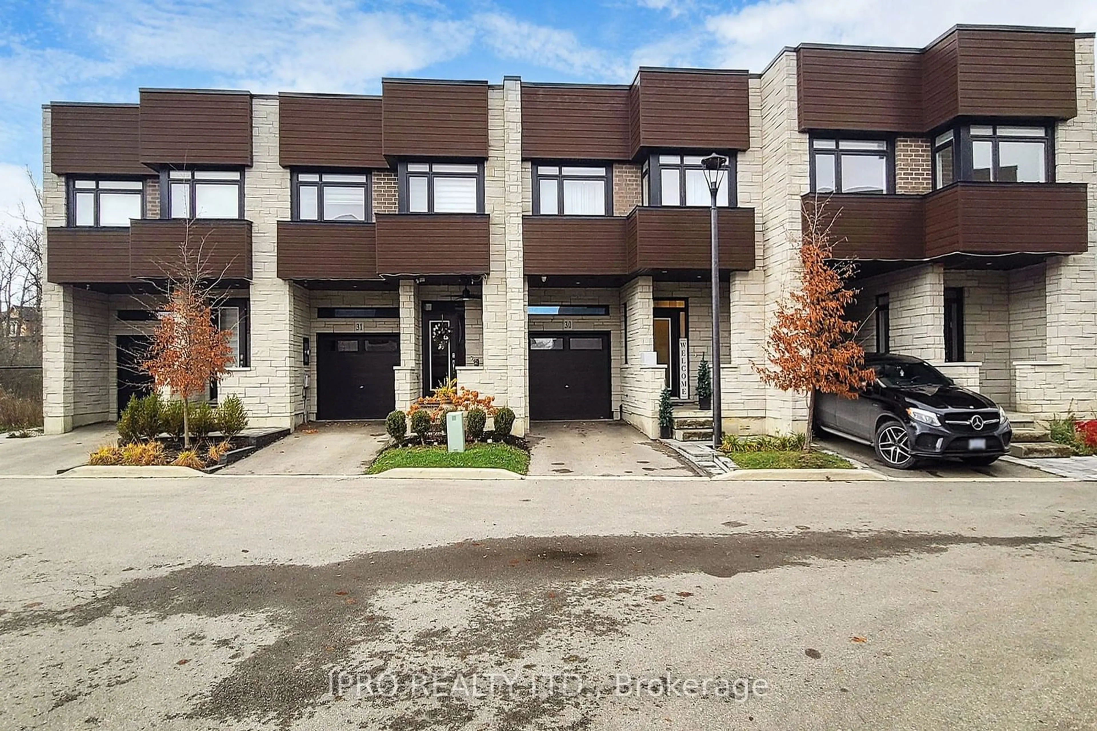 A pic from exterior of the house or condo, the front or back of building for 35 Midhurst Hts #30, Hamilton Ontario L8J 0K9