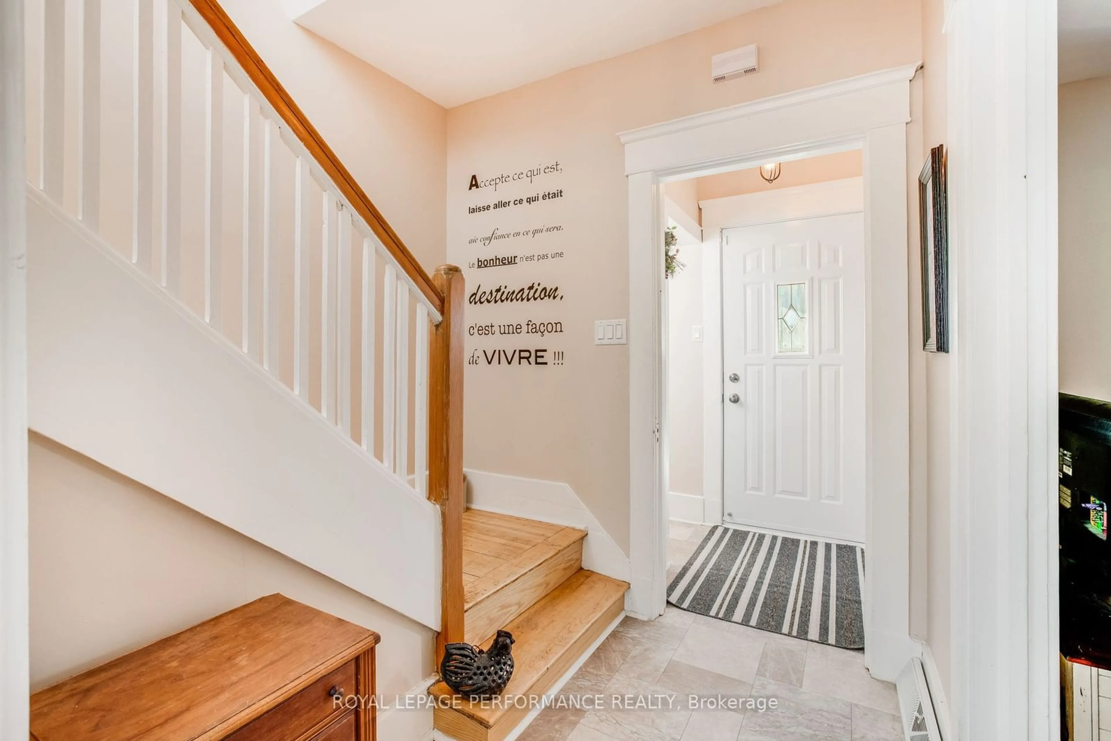 Indoor entryway, wood floors for 541 Smerdon St, Hawkesbury Ontario K6A 2M9