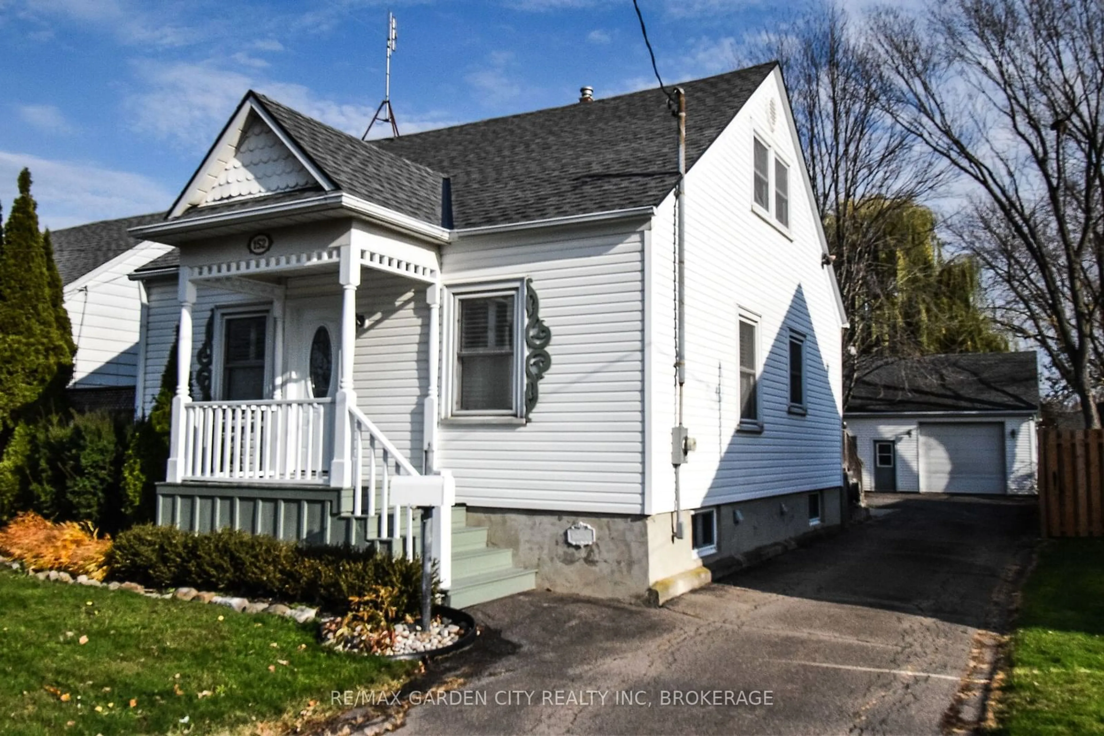 Frontside or backside of a home, cottage for 152 Louth St, St. Catharines Ontario L2S 2R3