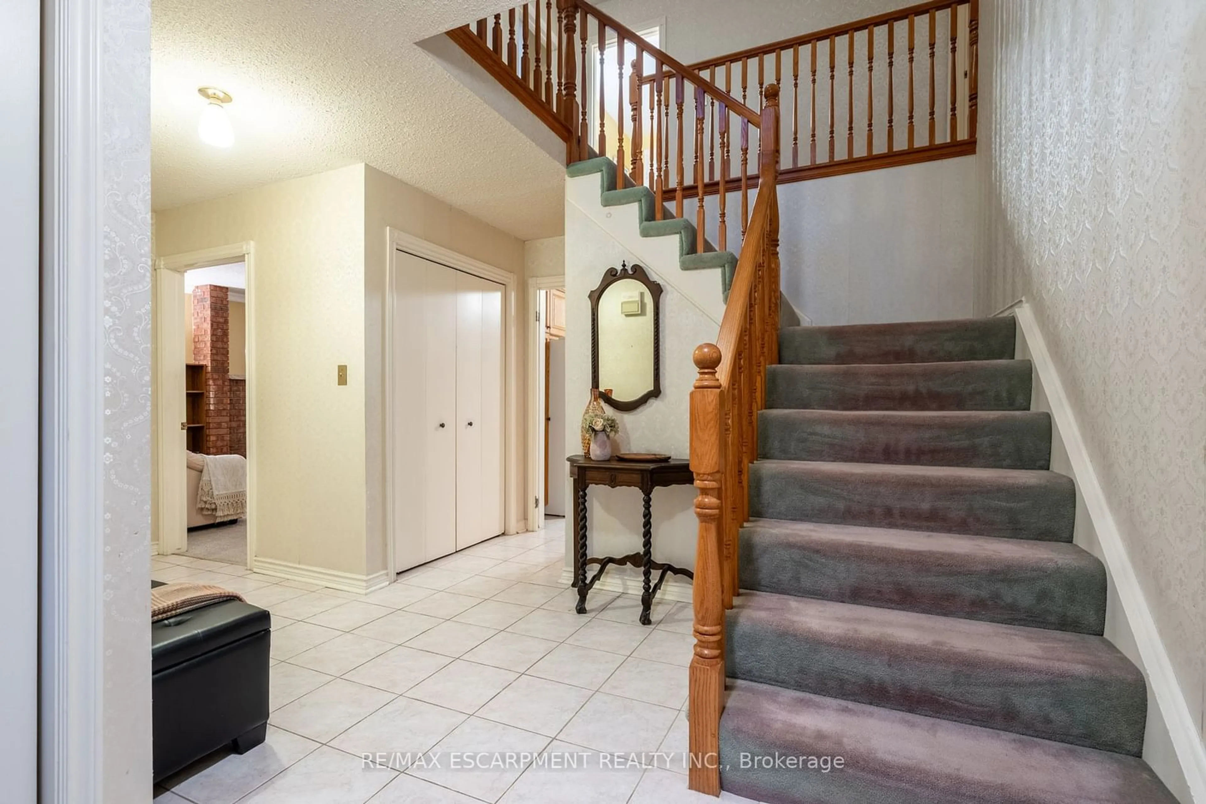 Indoor foyer, wood floors for 3 SAN PAULO Dr, Hamilton Ontario L9C 6R6