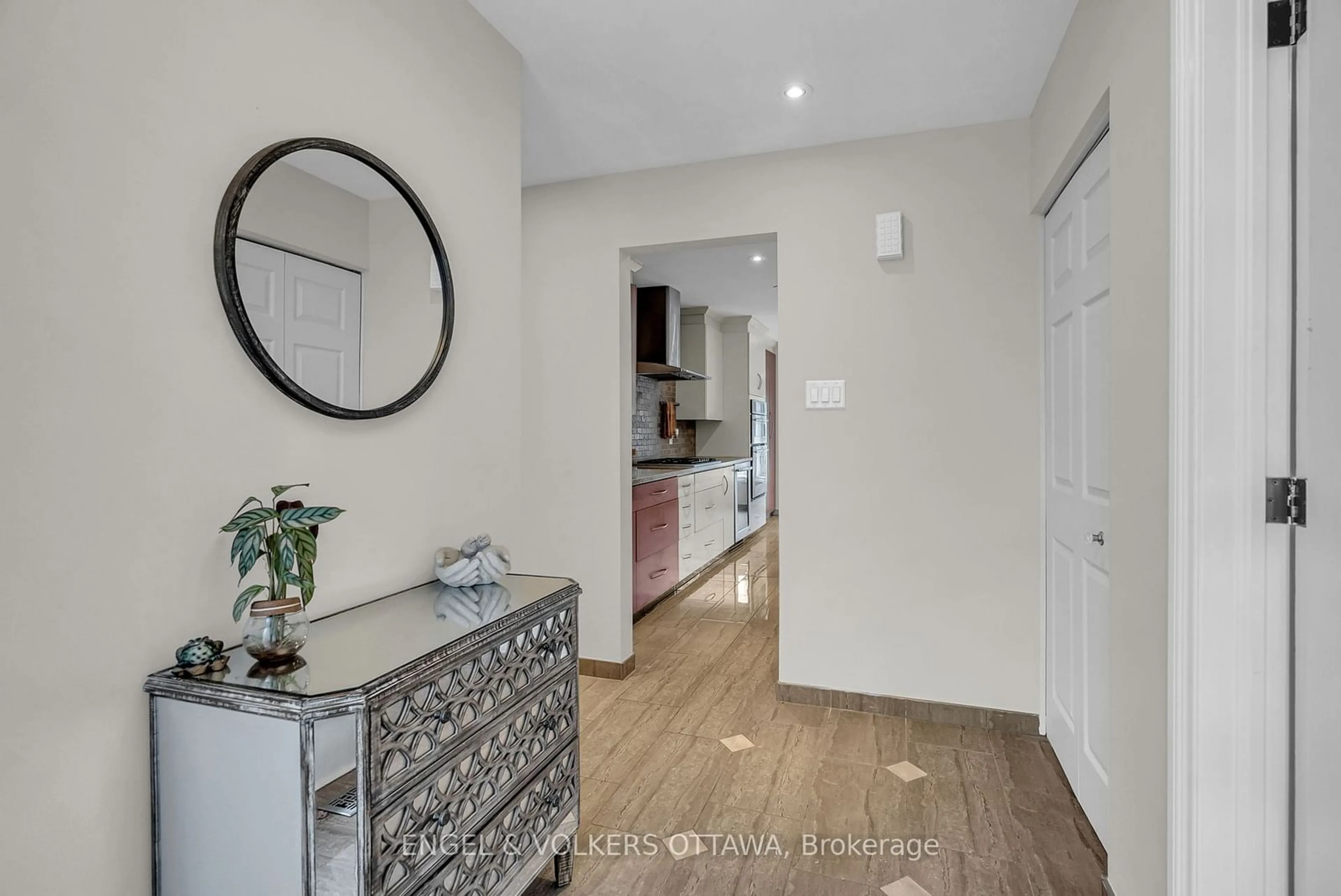 Indoor entryway, wood floors for 8 Randall James Dr, Stittsville - Munster - Richmond Ontario K2S 1L9