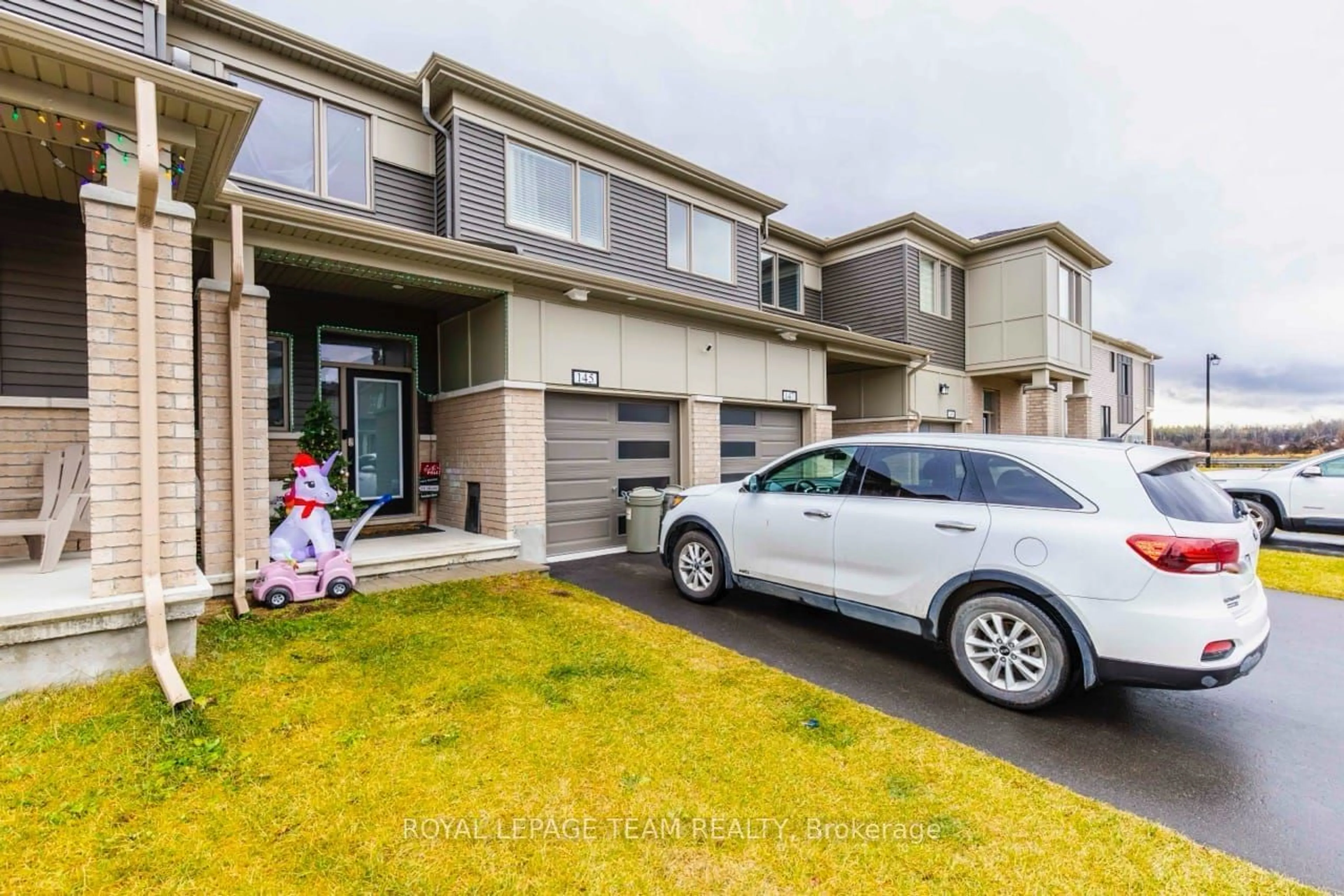 A pic from exterior of the house or condo, the street view for 145 Yearling Circ, Stittsville - Munster - Richmond Ontario K0A 2Z0