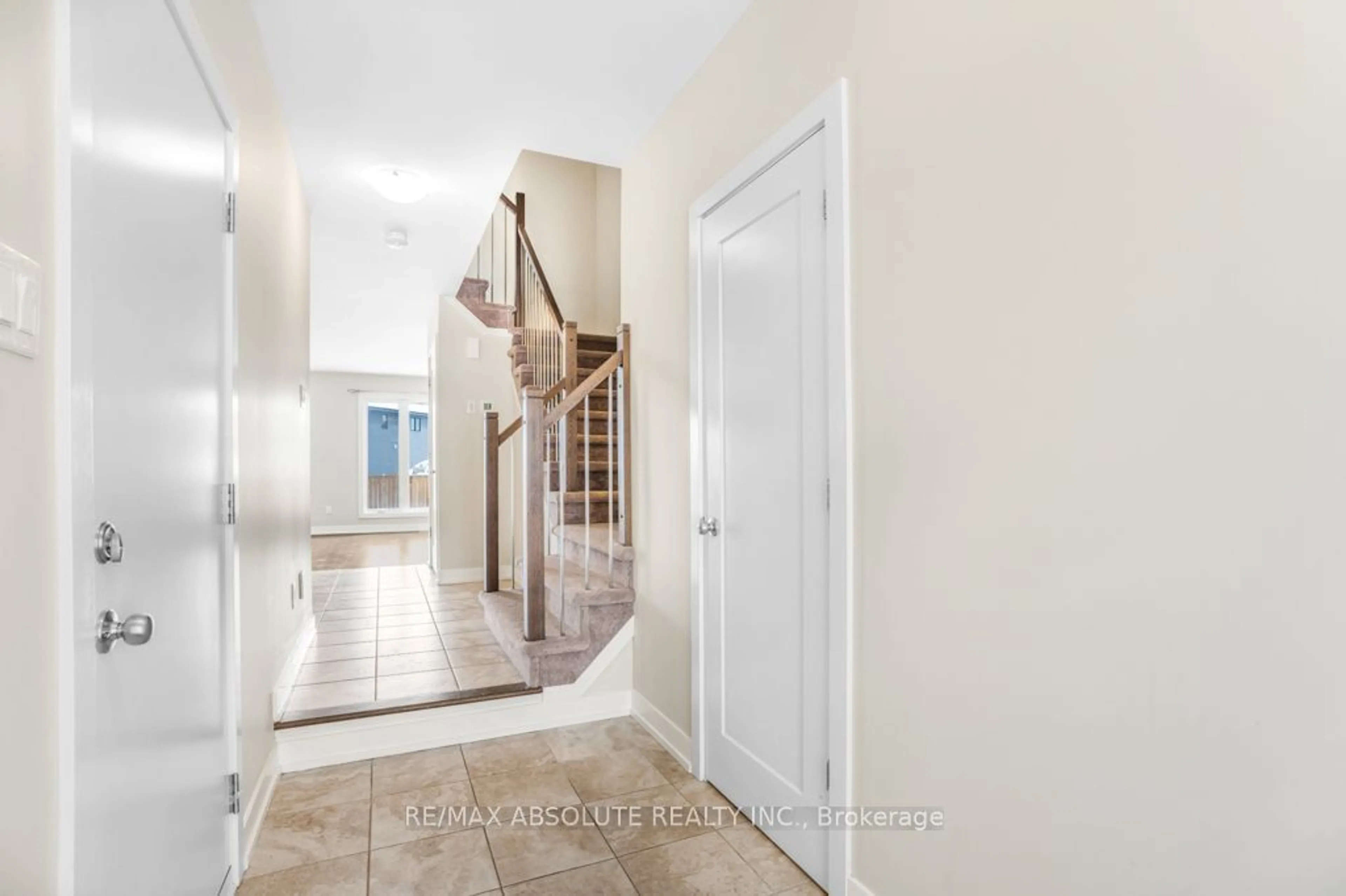 Indoor entryway, wood floors for 885 Platinum St, Clarence-Rockland Ontario K4K 0L2