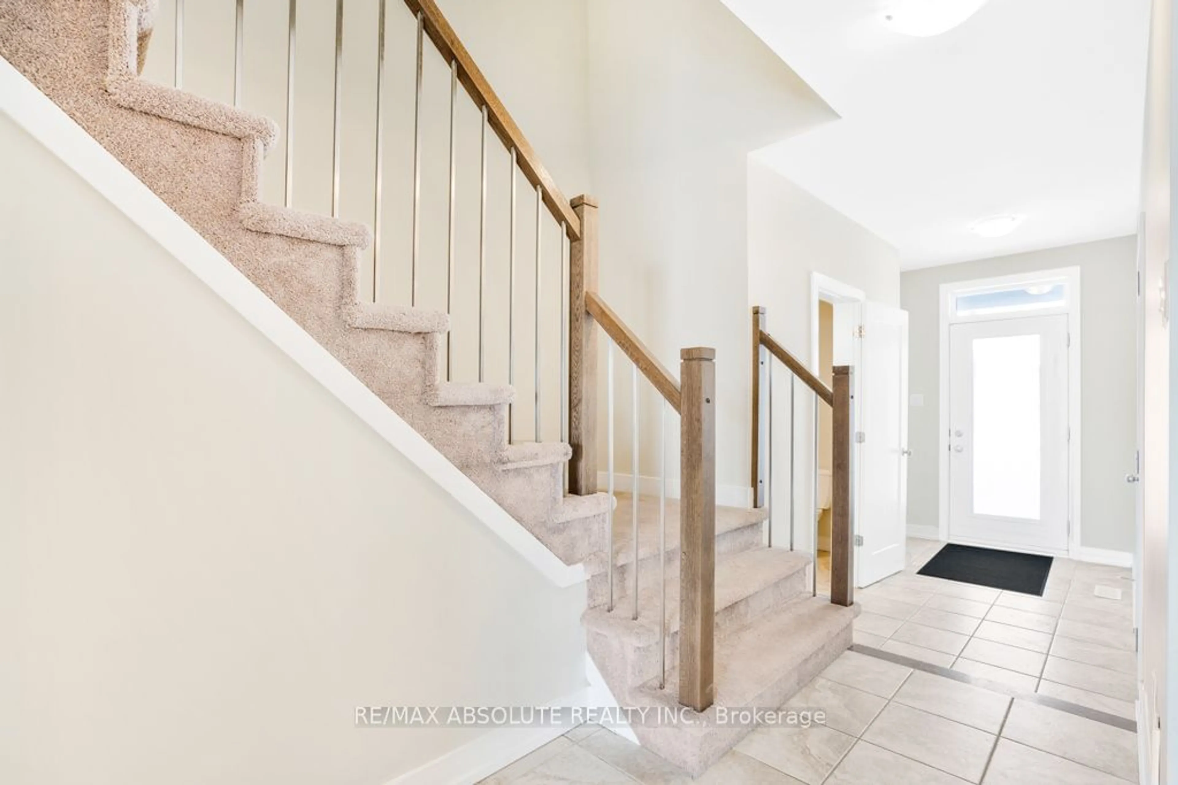 Indoor foyer, wood floors for 885 Platinum St, Clarence-Rockland Ontario K4K 0L2