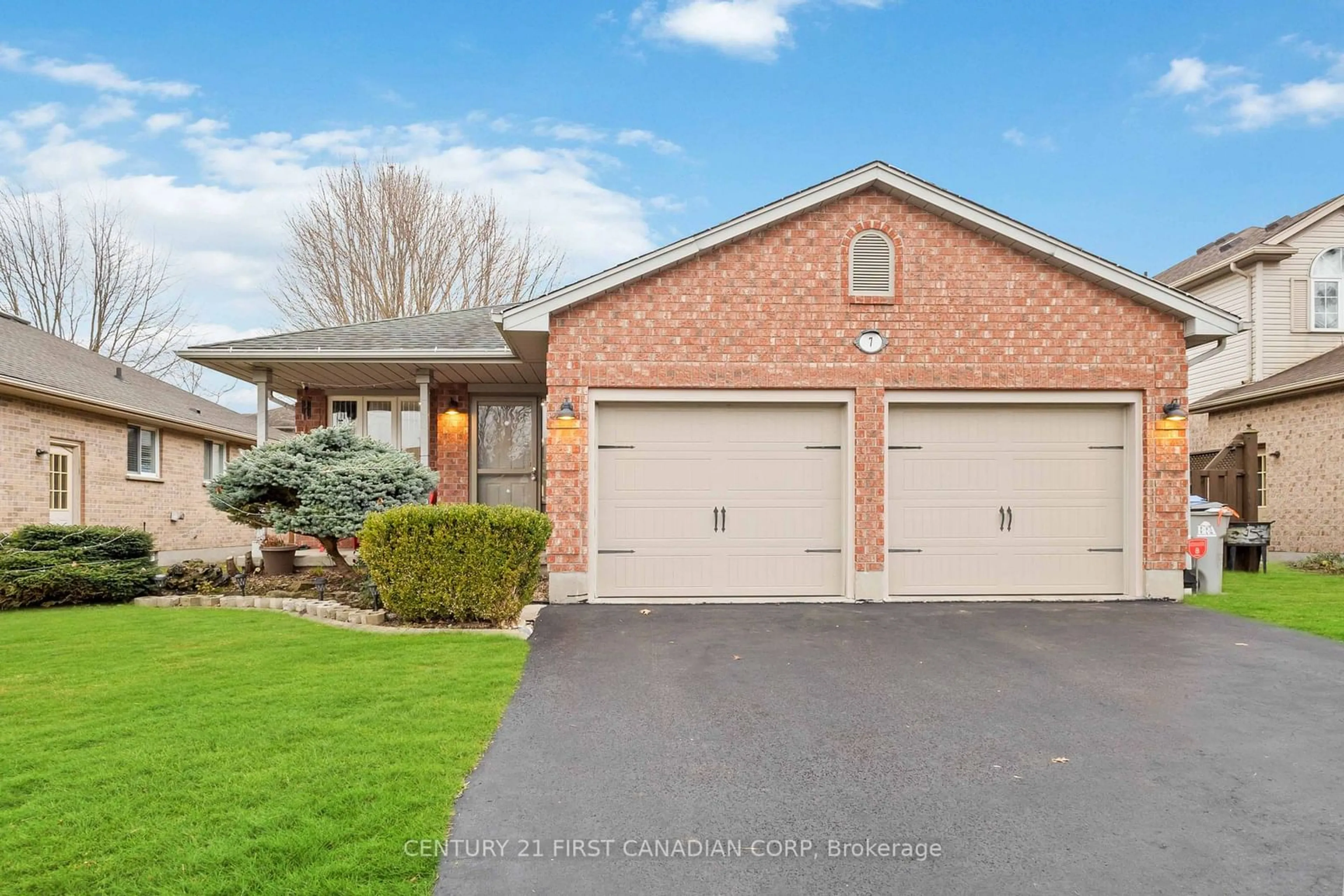 Frontside or backside of a home, cottage for 7 Juniper Cres, Strathroy-Caradoc Ontario N7G 4C1