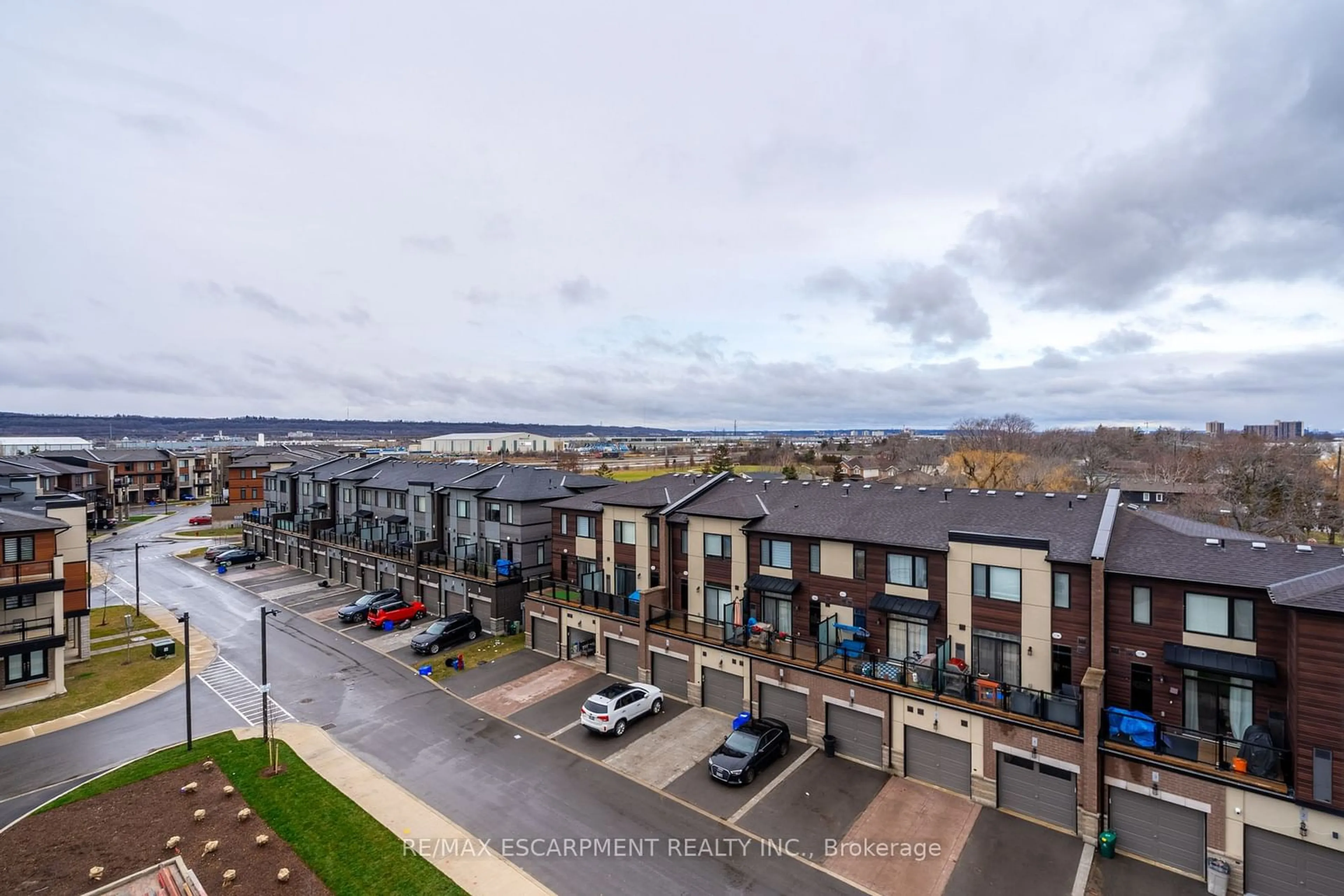 A pic from exterior of the house or condo, the street view for 600 North Service Rd #508, Hamilton Ontario L8E 5A7