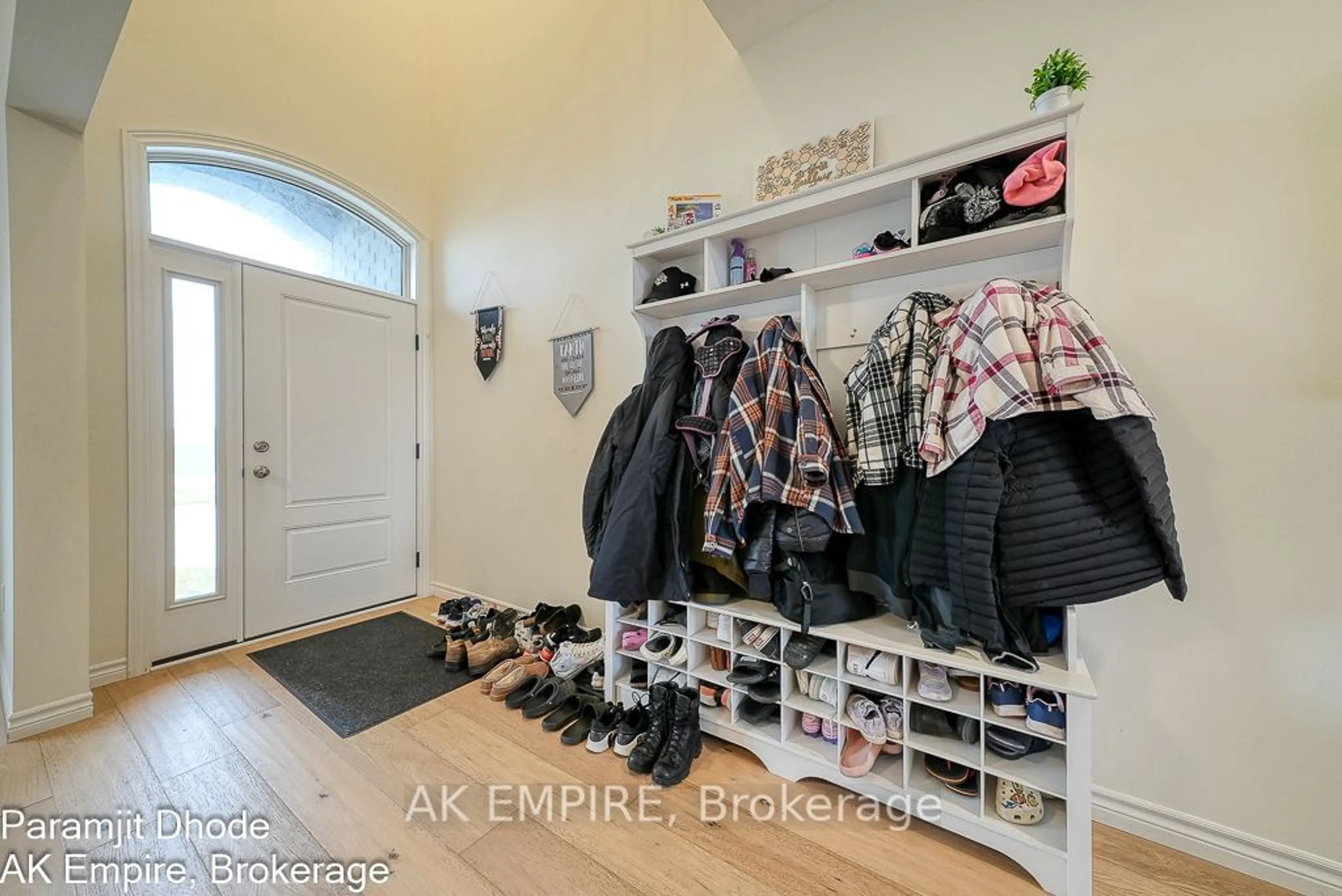 Indoor entryway, wood floors for 52 Optimist Dr, Southwold Ontario N5P 0G4