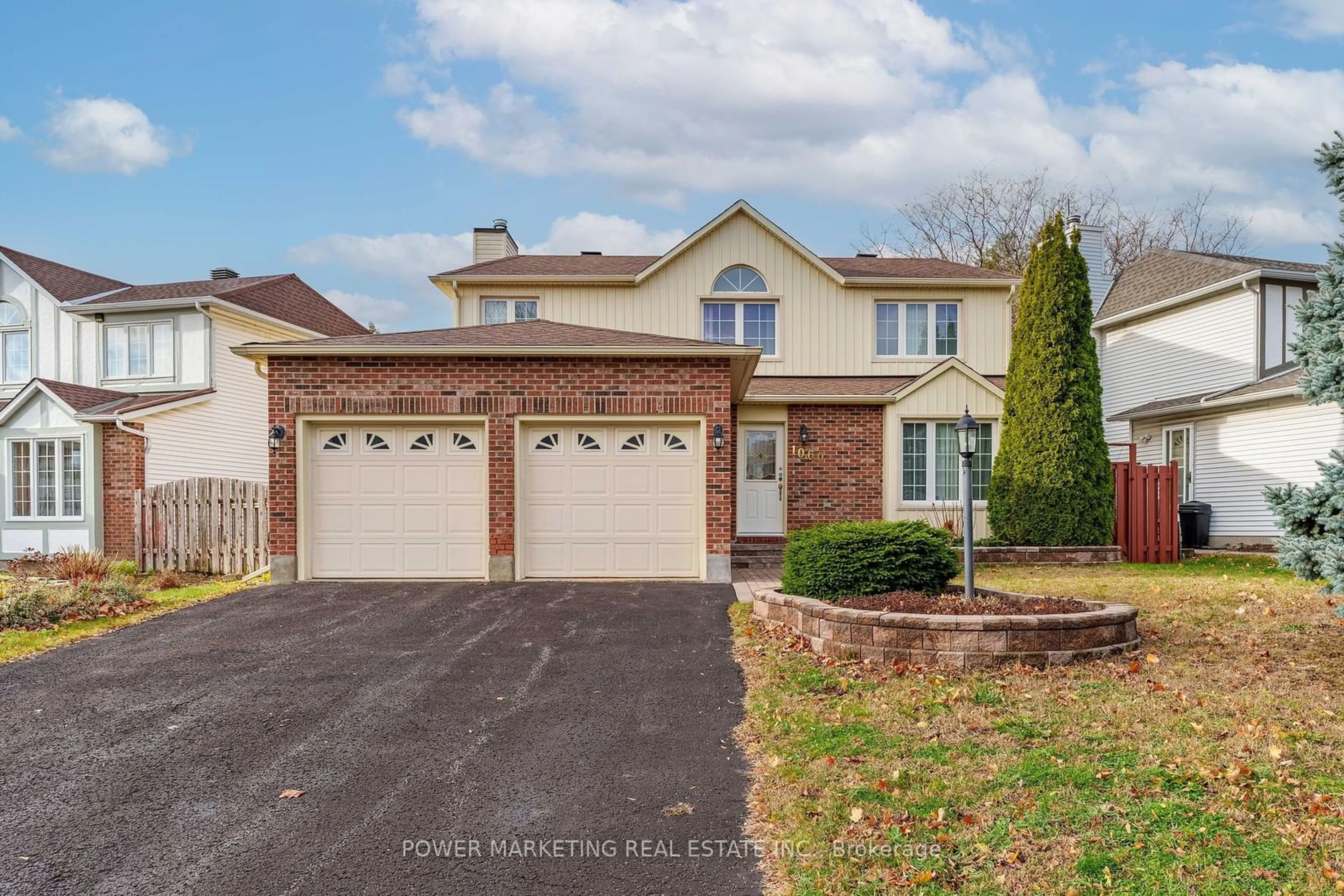 Frontside or backside of a home, the street view for 1060 Grenon Ave, Britannia Heights - Queensway Terrace N and Area Ontario K2B 8N1