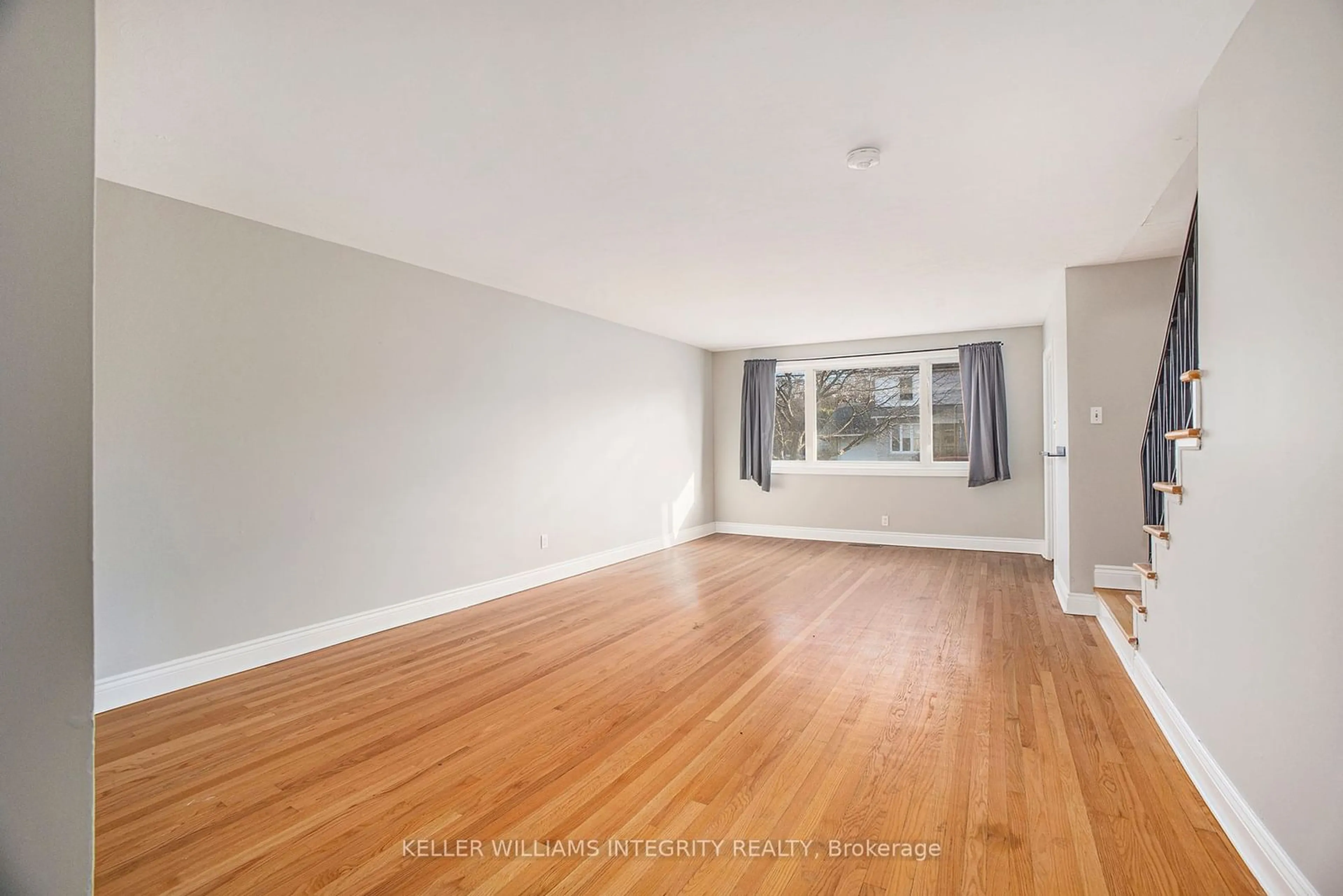 A pic of a room, wood floors for 1387/89 Raven Ave, Carlington - Central Park Ontario K1Z 7Y5