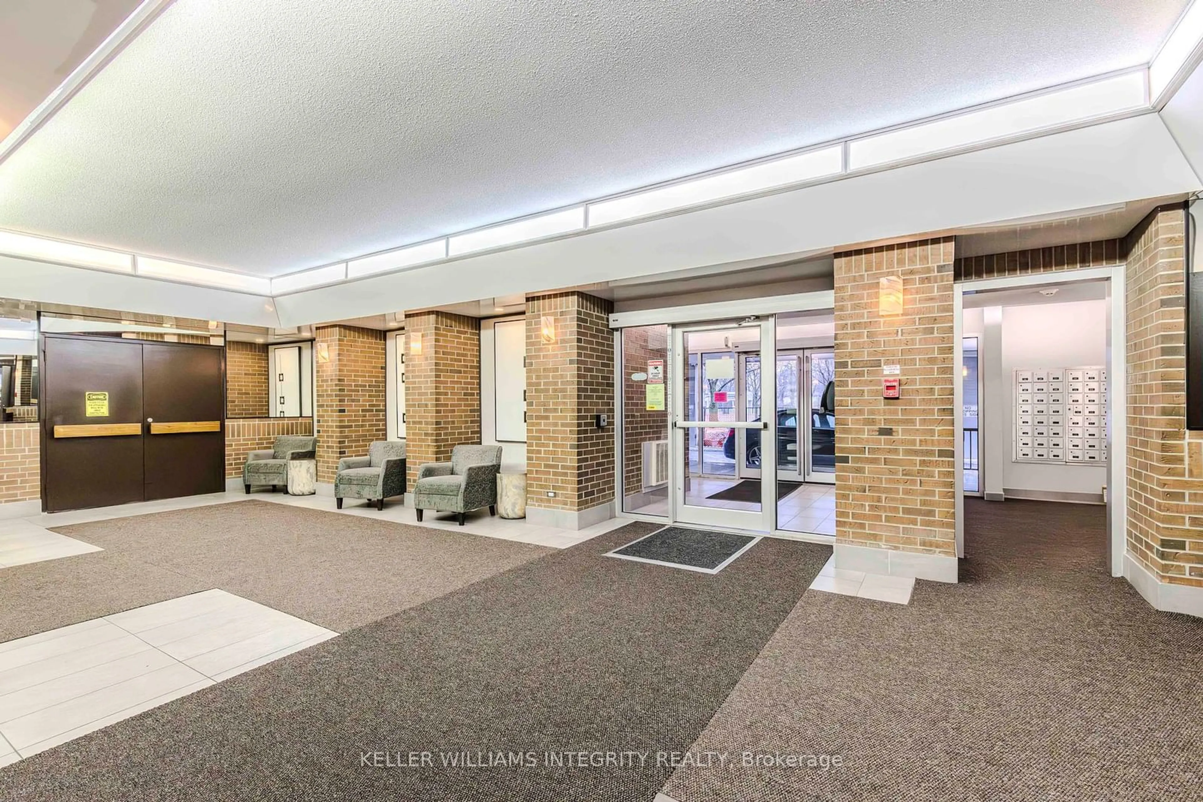 Indoor lobby for 1380 PRINCE OF WALES Dr #803, Mooneys Bay - Carleton Heights and Area Ontario K2C 2N5