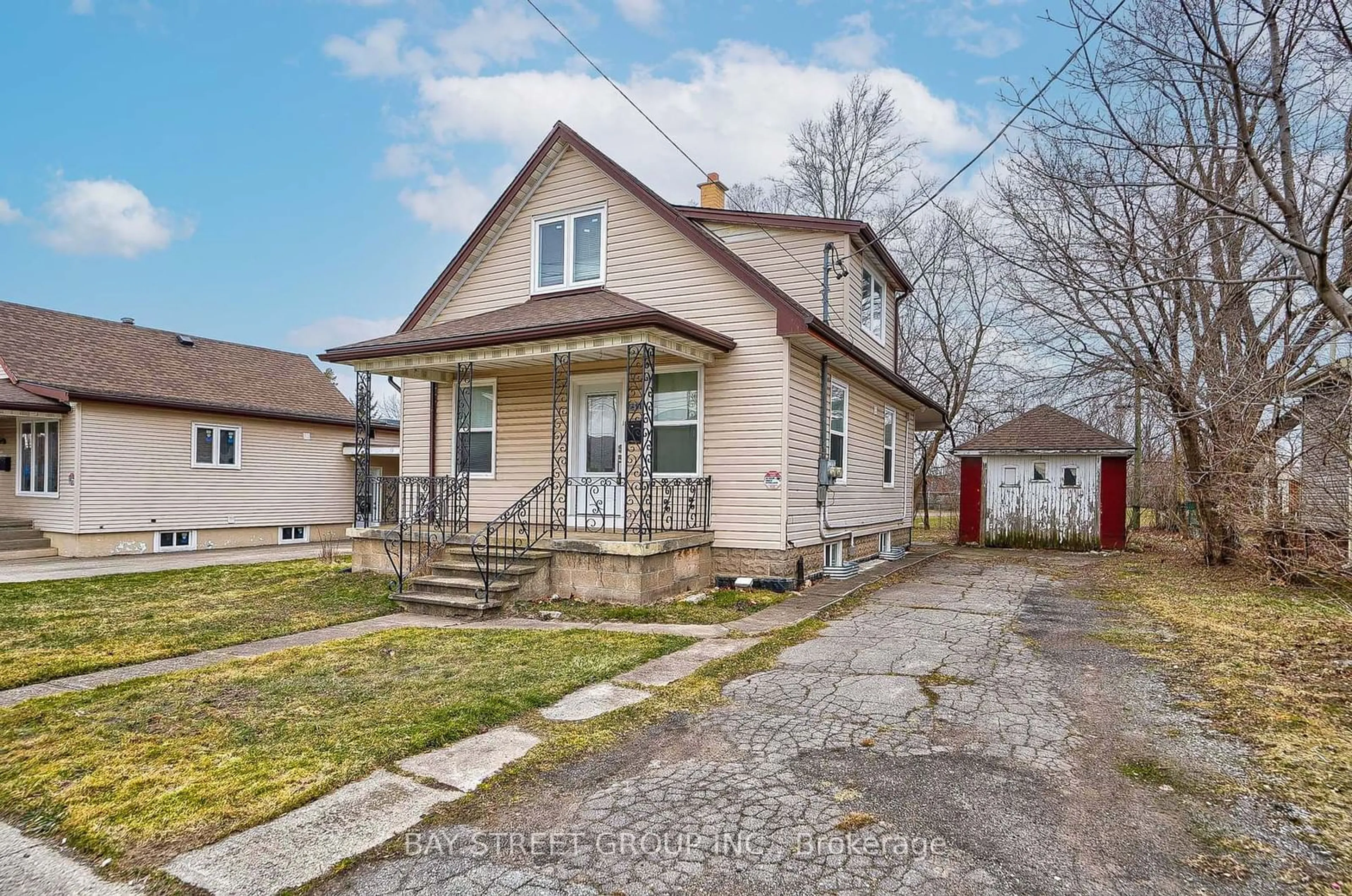 Frontside or backside of a home, cottage for 5241 Kitchener St, Niagara Falls Ontario L2G 1B4