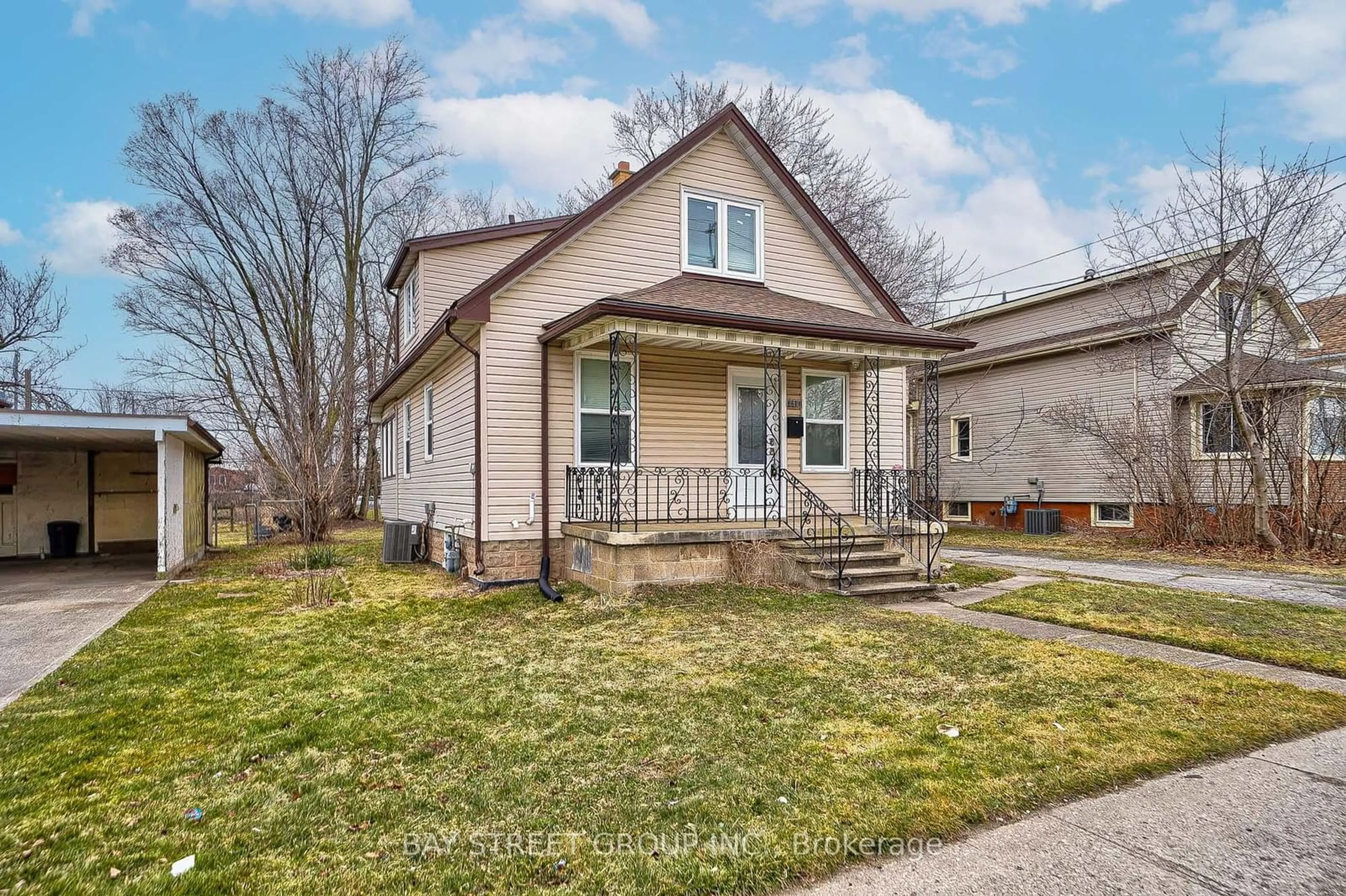 Frontside or backside of a home, cottage for 5241 Kitchener St, Niagara Falls Ontario L2G 1B4