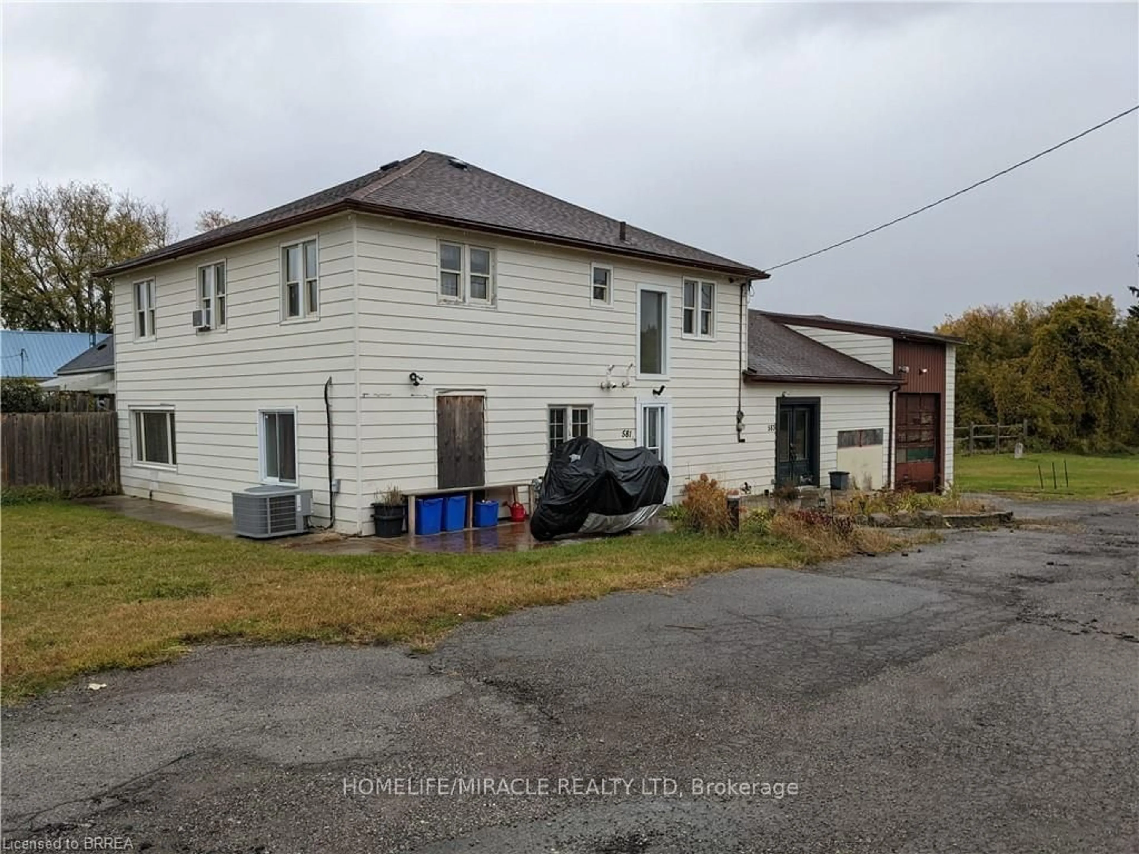 Frontside or backside of a home, the front or back of building for 581-583 West St, Norfolk Ontario N3Y 4K5